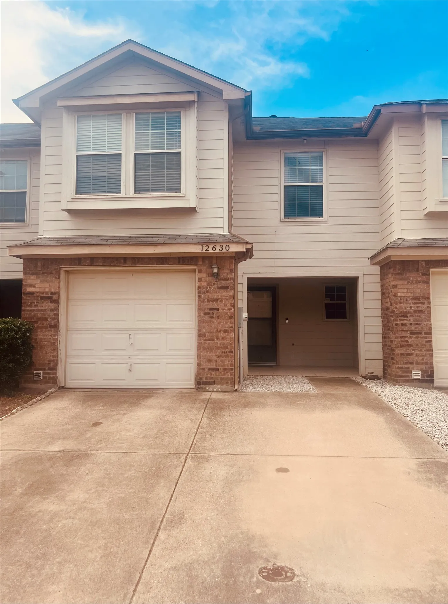 Townhouse For Sale in Tarrant County , 12630 Bay Avenue, Fort Worth, Texas 76040, 3 Bedroom, 3 Bathroom, 1 Garage spaces, 1,781 Sqft, built in 2005, mls#21280462, Real Estate Agent in Fort Worth, Homes For Sale in Tarrant county, Homes For Sale in Fort Worth, Realtor in Fort Worth Texas, Real Estate Brokerage Independent Realty Texas, Luminita Cordes Realtor