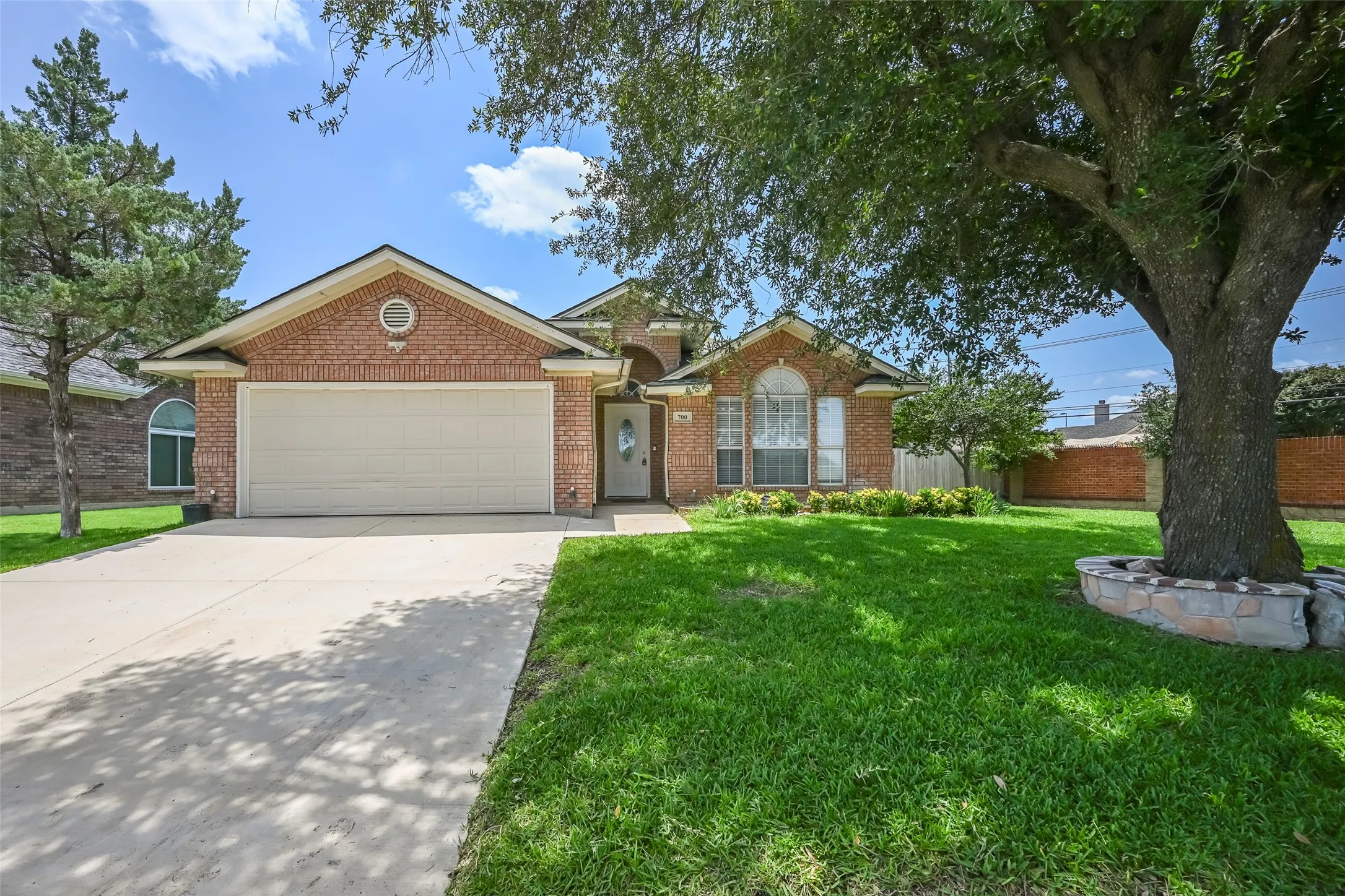 Single Family Residence For Rent in Tarrant County , 700 N Emma Drive, Arlington, Texas 76002, 3 Bedroom, 2 Bathroom, 2 Garage spaces, 1,830 Sqft, built in 1996, mls#21286053, Real Estate Agent in Arlington, Homes For Rent in Tarrant county, Homes For Rent in Arlington, Realtor in Arlington Texas, Real Estate Brokerage Independent Realty Texas, Luminita Cordes Realtor