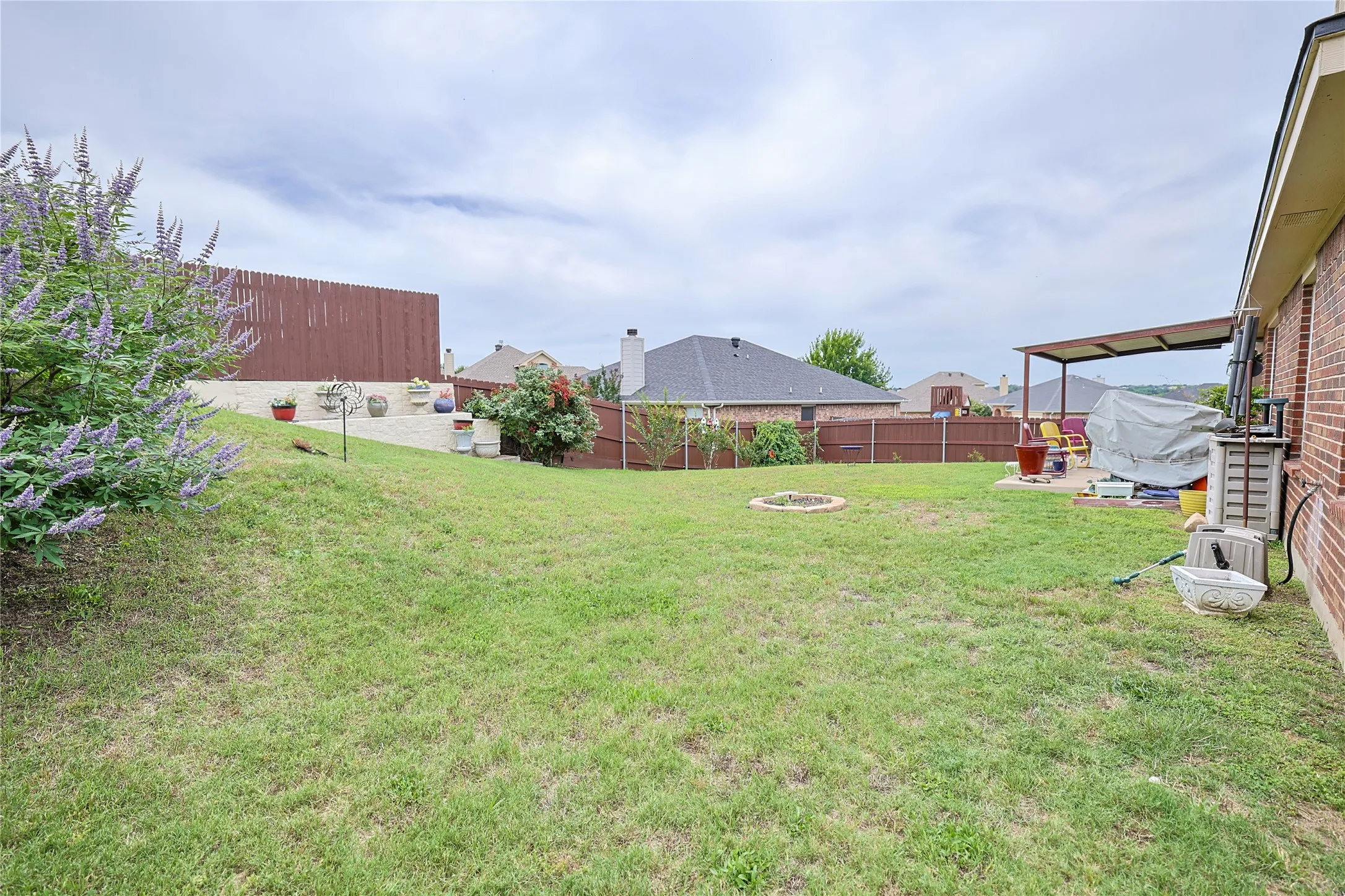 Single Family Residence For Sale in Parker County , 244 Spoke Trail, Willow Park, Texas 76087, 3 Bedroom, 2 Bathroom, 2 Garage spaces, 1,750 Sqft, built in 2007, mls#21285409, Real Estate Agent in Willow Park, Homes For Sale in Parker county, Homes For Sale in Willow Park, Realtor in Willow Park Texas, Real Estate Brokerage Independent Realty Texas, Luminita Cordes Realtor
