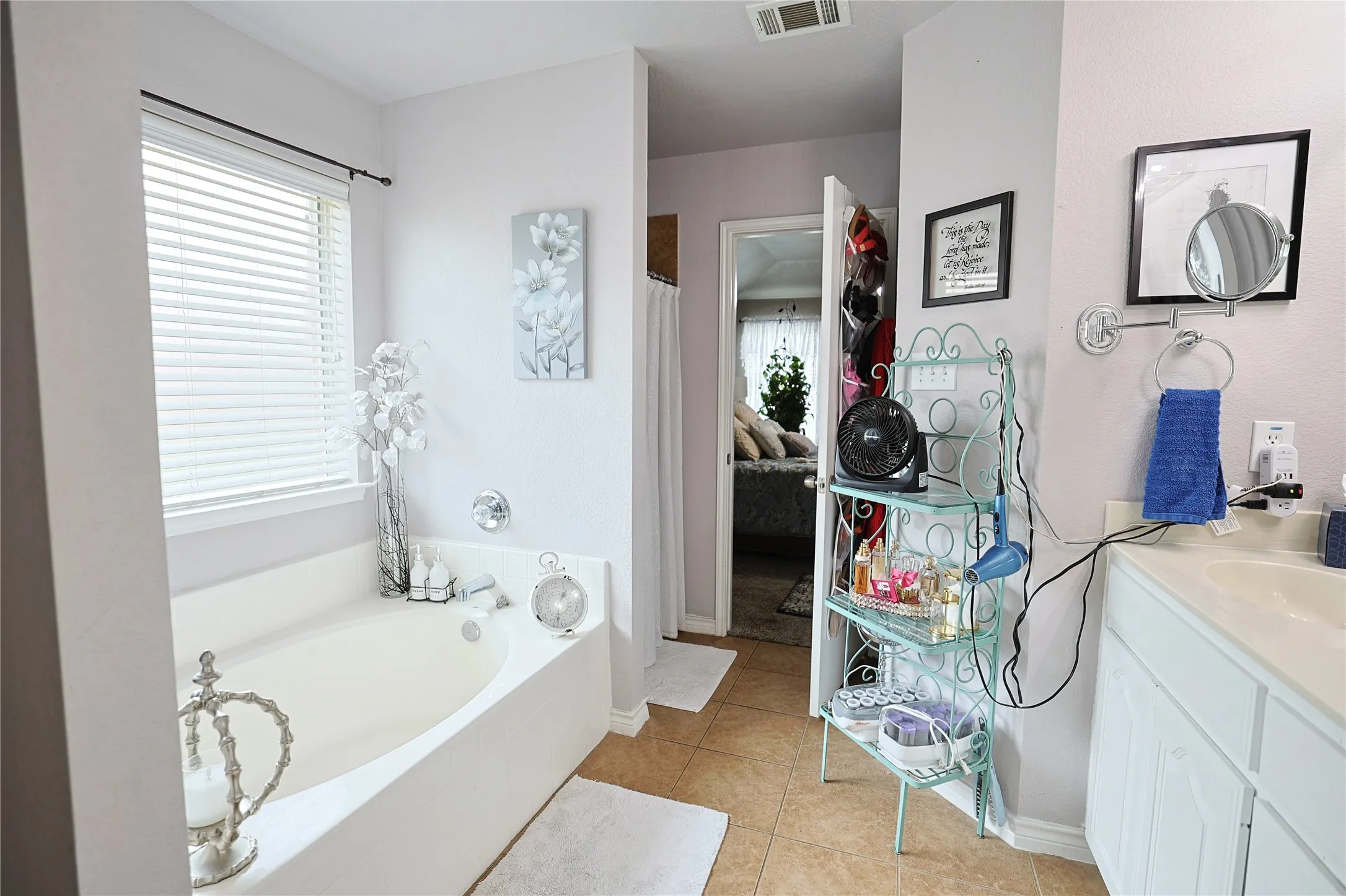Single Family Residence For Sale in Parker County , 244 Spoke Trail, Willow Park, Texas 76087, 3 Bedroom, 2 Bathroom, 2 Garage spaces, 1,750 Sqft, built in 2007, mls#21285409, Real Estate Agent in Willow Park, Homes For Sale in Parker county, Homes For Sale in Willow Park, Realtor in Willow Park Texas, Real Estate Brokerage Independent Realty Texas, Luminita Cordes Realtor