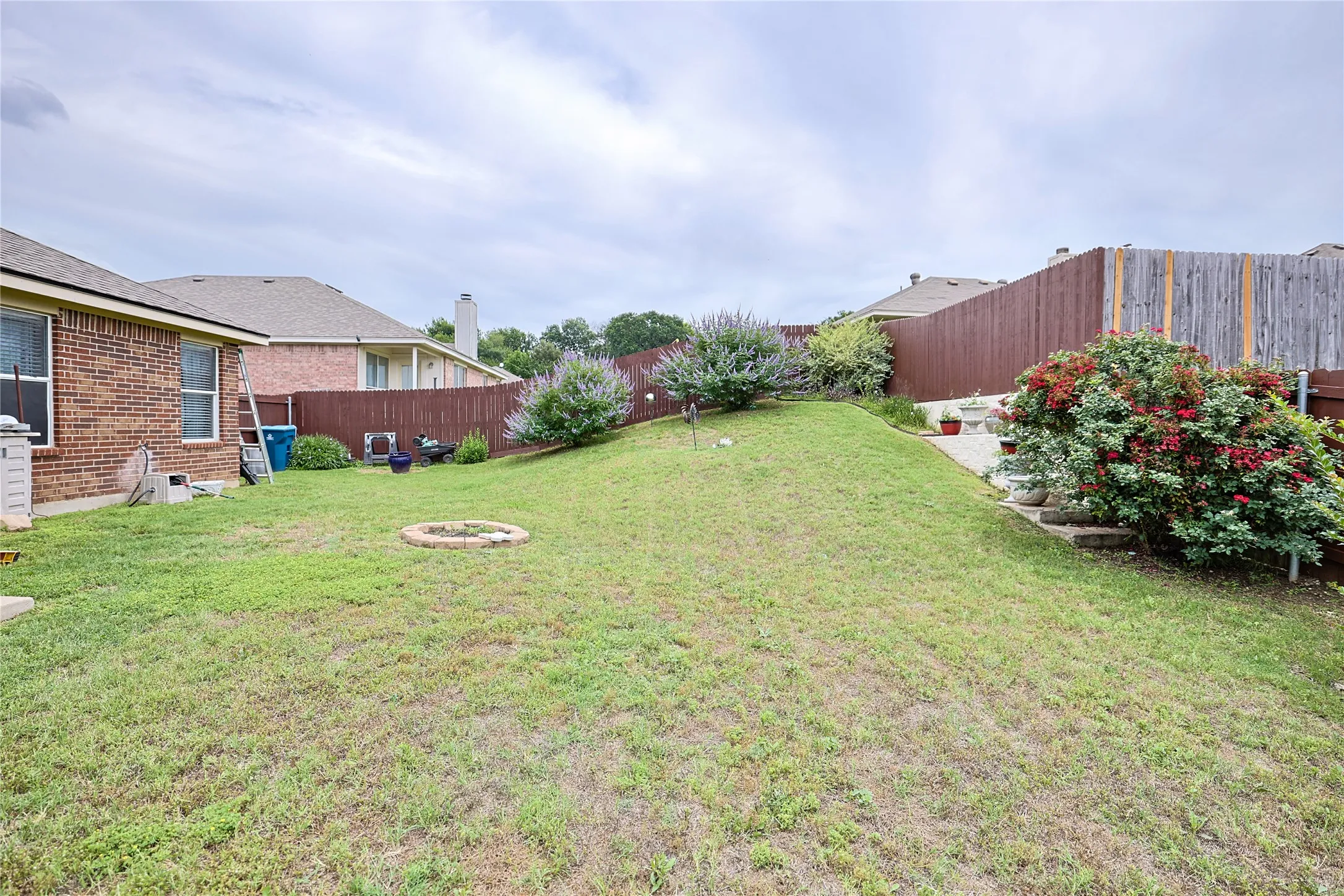 Single Family Residence For Sale in Parker County , 244 Spoke Trail, Willow Park, Texas 76087, 3 Bedroom, 2 Bathroom, 2 Garage spaces, 1,750 Sqft, built in 2007, mls#21285409, Real Estate Agent in Willow Park, Homes For Sale in Parker county, Homes For Sale in Willow Park, Realtor in Willow Park Texas, Real Estate Brokerage Independent Realty Texas, Luminita Cordes Realtor