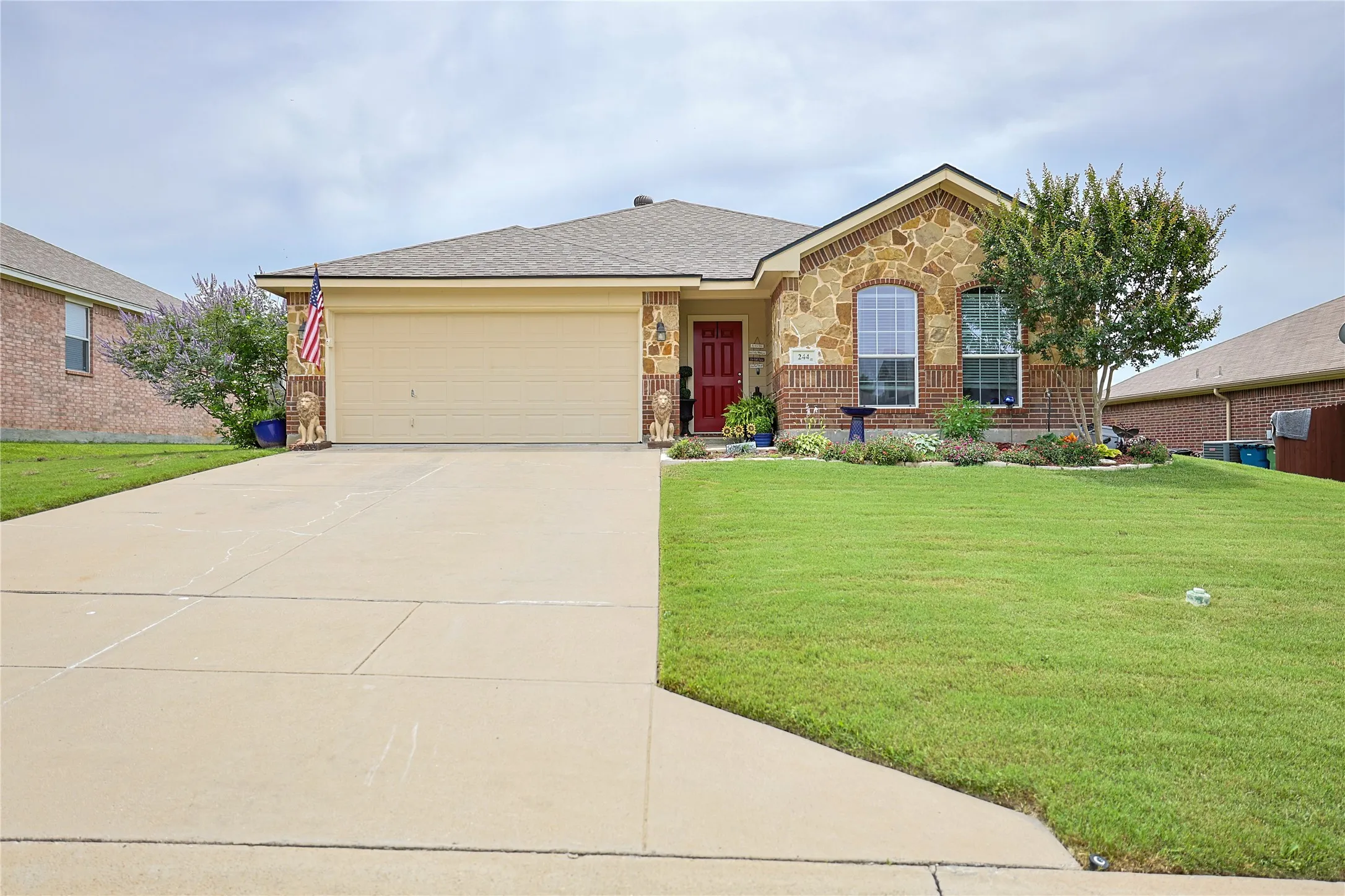 Single Family Residence For Sale in Parker County , 244 Spoke Trail, Willow Park, Texas 76087, 3 Bedroom, 2 Bathroom, 2 Garage spaces, 1,750 Sqft, built in 2007, mls#21285409, Real Estate Agent in Willow Park, Homes For Sale in Parker county, Homes For Sale in Willow Park, Realtor in Willow Park Texas, Real Estate Brokerage Independent Realty Texas, Luminita Cordes Realtor