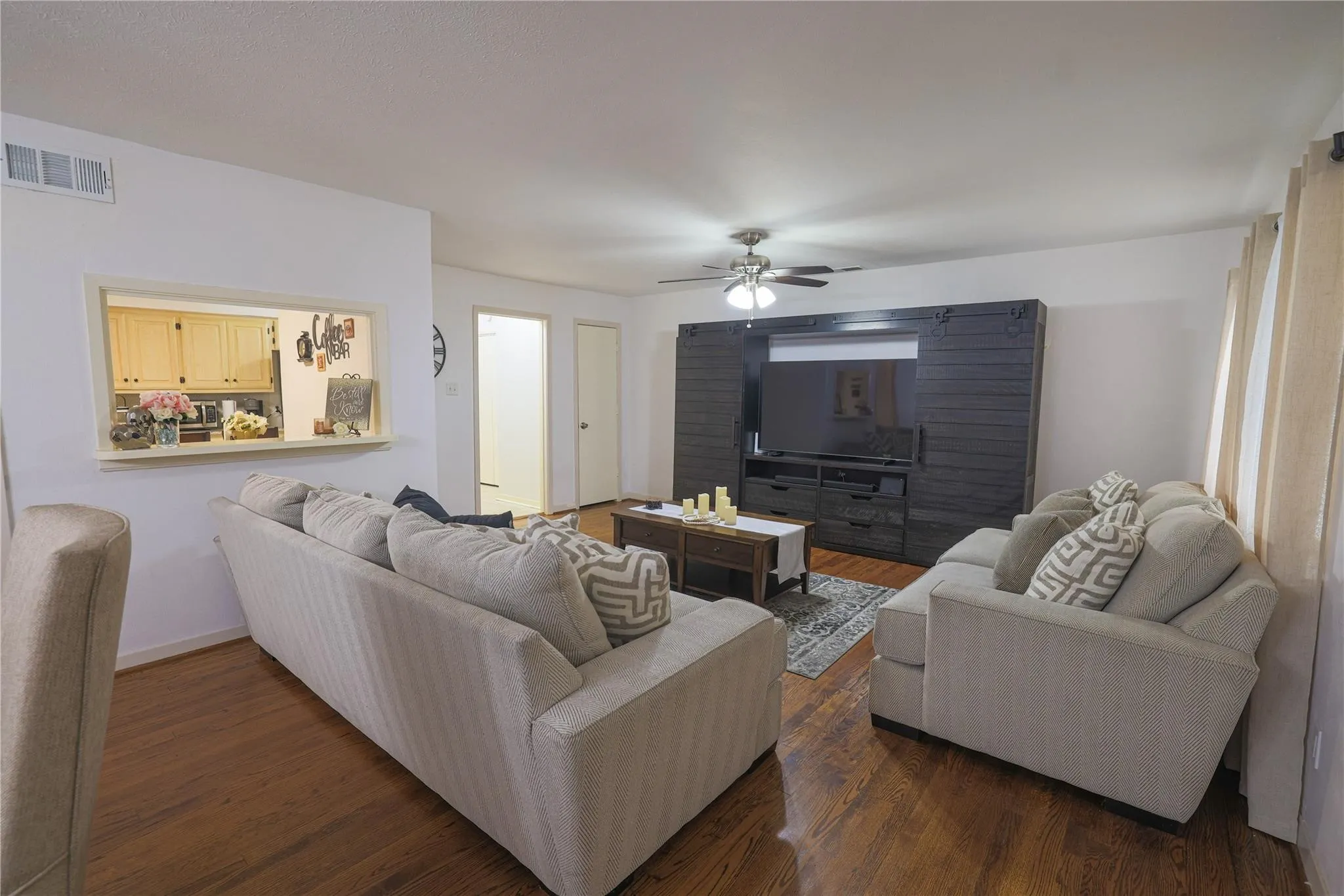 Single Family Residence For Sale in Dallas County , 10959 Park Oak Circle, Dallas, Texas 75228, 3 Bedroom, 2 Bathroom, 2 Garage spaces, 1,680 Sqft, built in 1955, mls#21286058, Real Estate Agent in Dallas, Homes For Sale in Dallas county, Homes For Sale in Dallas, Realtor in Dallas Texas, Real Estate Brokerage Independent Realty Texas, Luminita Cordes Realtor