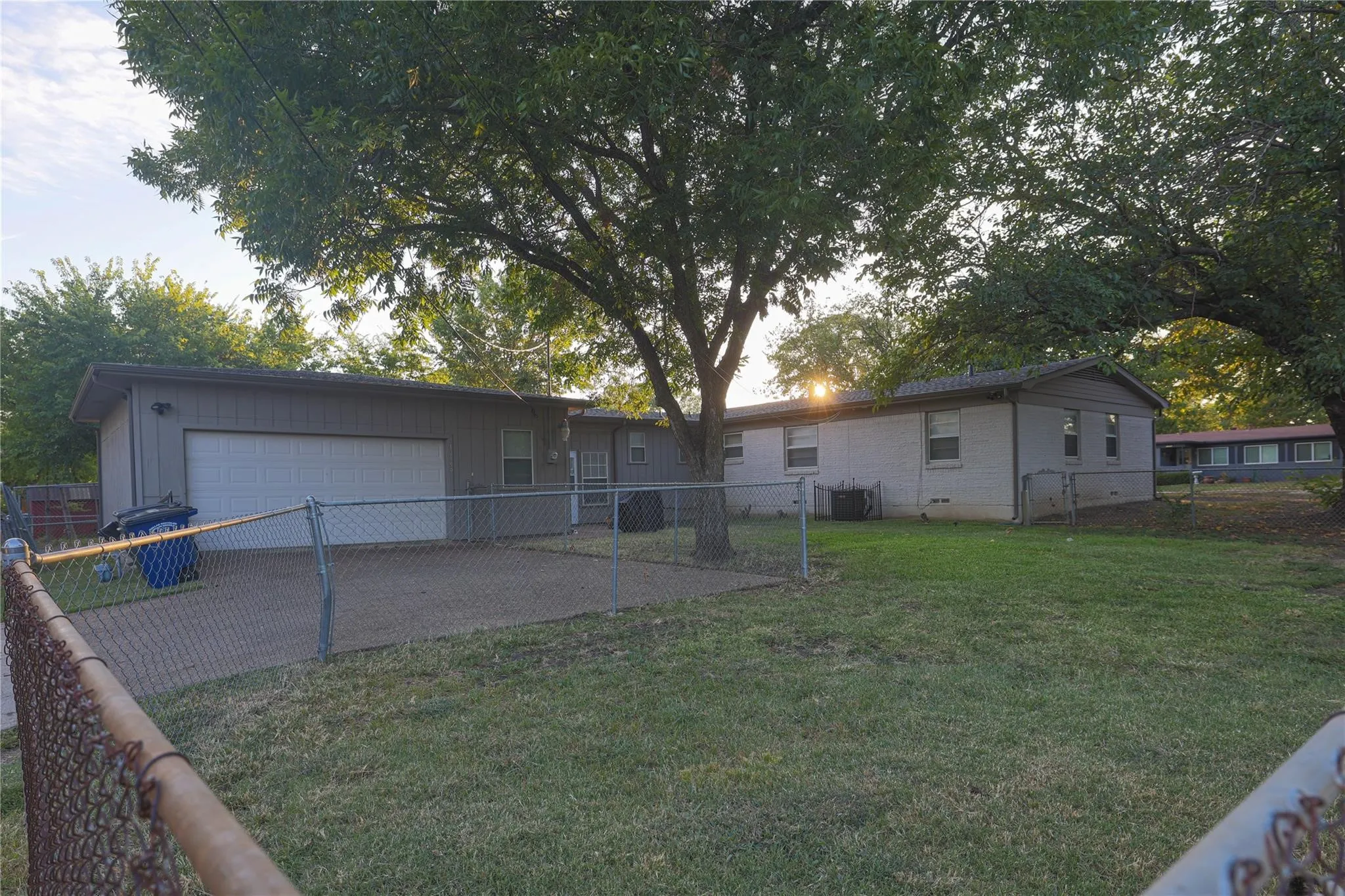 Single Family Residence For Sale in Dallas County , 10959 Park Oak Circle, Dallas, Texas 75228, 3 Bedroom, 2 Bathroom, 2 Garage spaces, 1,680 Sqft, built in 1955, mls#21286058, Real Estate Agent in Dallas, Homes For Sale in Dallas county, Homes For Sale in Dallas, Realtor in Dallas Texas, Real Estate Brokerage Independent Realty Texas, Luminita Cordes Realtor