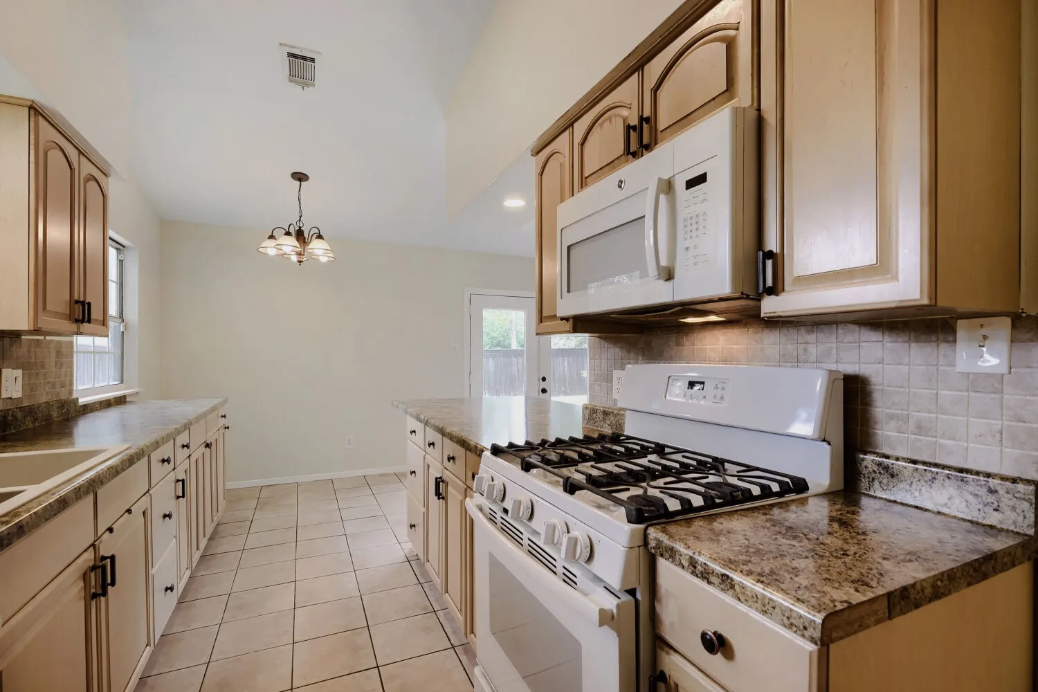 Single Family Residence For Sale in Dallas County , 2307 Fyke Road, Carrollton, Texas 75006, 3 Bedroom, 2 Bathroom, 2 Garage spaces, 1,246 Sqft, built in 1966, mls#21281205, Real Estate Agent in Carrollton, Homes For Sale in Dallas county, Homes For Sale in Carrollton, Realtor in Carrollton Texas, Real Estate Brokerage Independent Realty Texas, Luminita Cordes Realtor