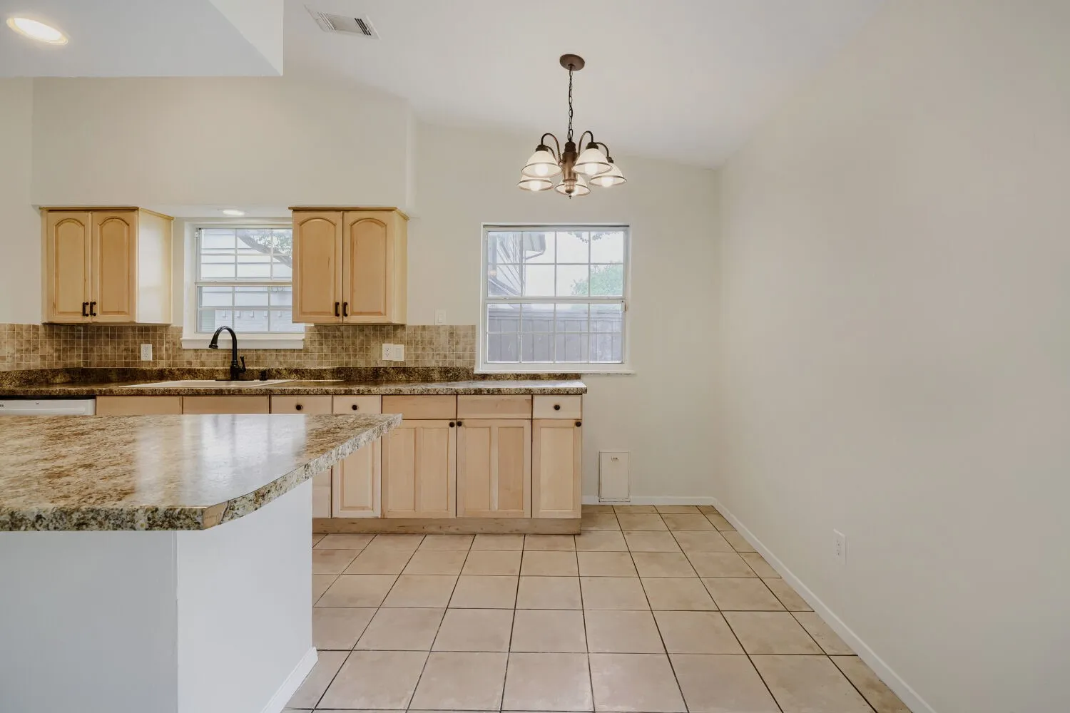 Single Family Residence For Sale in Dallas County , 2307 Fyke Road, Carrollton, Texas 75006, 3 Bedroom, 2 Bathroom, 2 Garage spaces, 1,246 Sqft, built in 1966, mls#21281205, Real Estate Agent in Carrollton, Homes For Sale in Dallas county, Homes For Sale in Carrollton, Realtor in Carrollton Texas, Real Estate Brokerage Independent Realty Texas, Luminita Cordes Realtor
