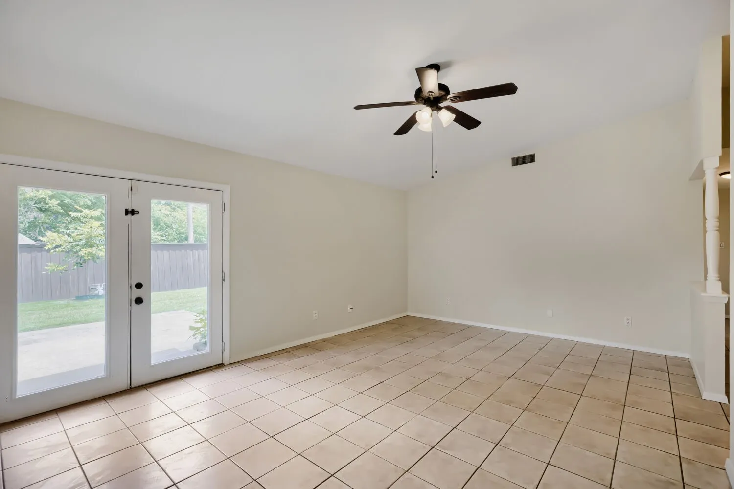 Single Family Residence For Sale in Dallas County , 2307 Fyke Road, Carrollton, Texas 75006, 3 Bedroom, 2 Bathroom, 2 Garage spaces, 1,246 Sqft, built in 1966, mls#21281205, Real Estate Agent in Carrollton, Homes For Sale in Dallas county, Homes For Sale in Carrollton, Realtor in Carrollton Texas, Real Estate Brokerage Independent Realty Texas, Luminita Cordes Realtor