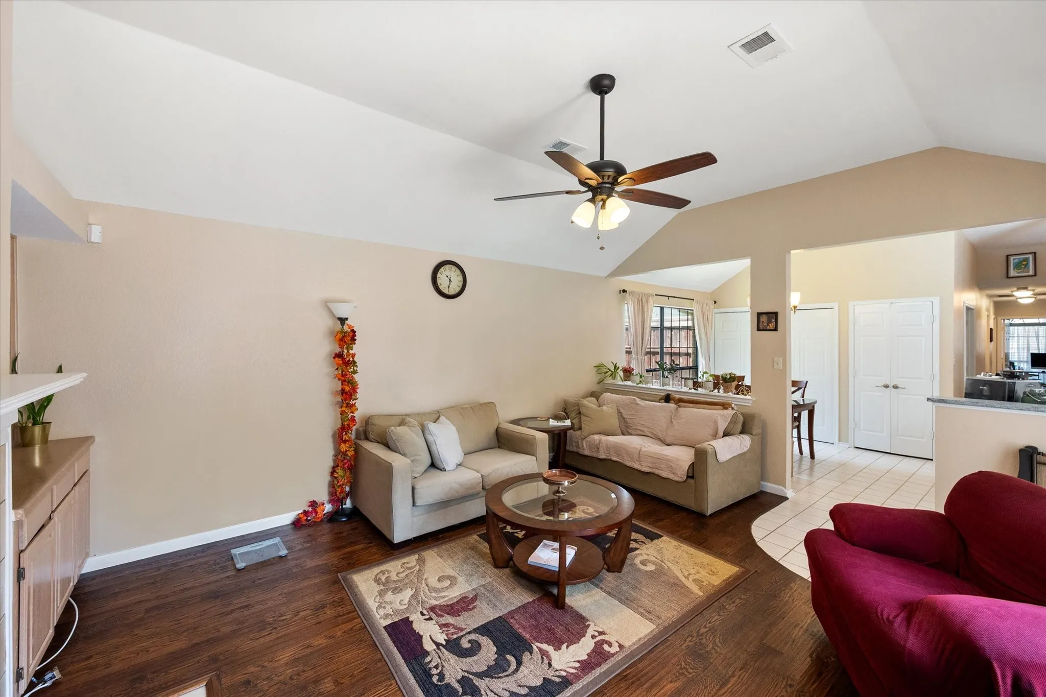 Single Family Residence For Sale in Tarrant County , 4137 Mapleridge Drive, Grapevine, Texas 76051, 3 Bedroom, 2 Bathroom, 2 Garage spaces, 2,142 Sqft, built in 1987, mls#21285342, Real Estate Agent in Grapevine, Homes For Sale in Tarrant county, Homes For Sale in Grapevine, Realtor in Grapevine Texas, Real Estate Brokerage Independent Realty Texas, Luminita Cordes Realtor
