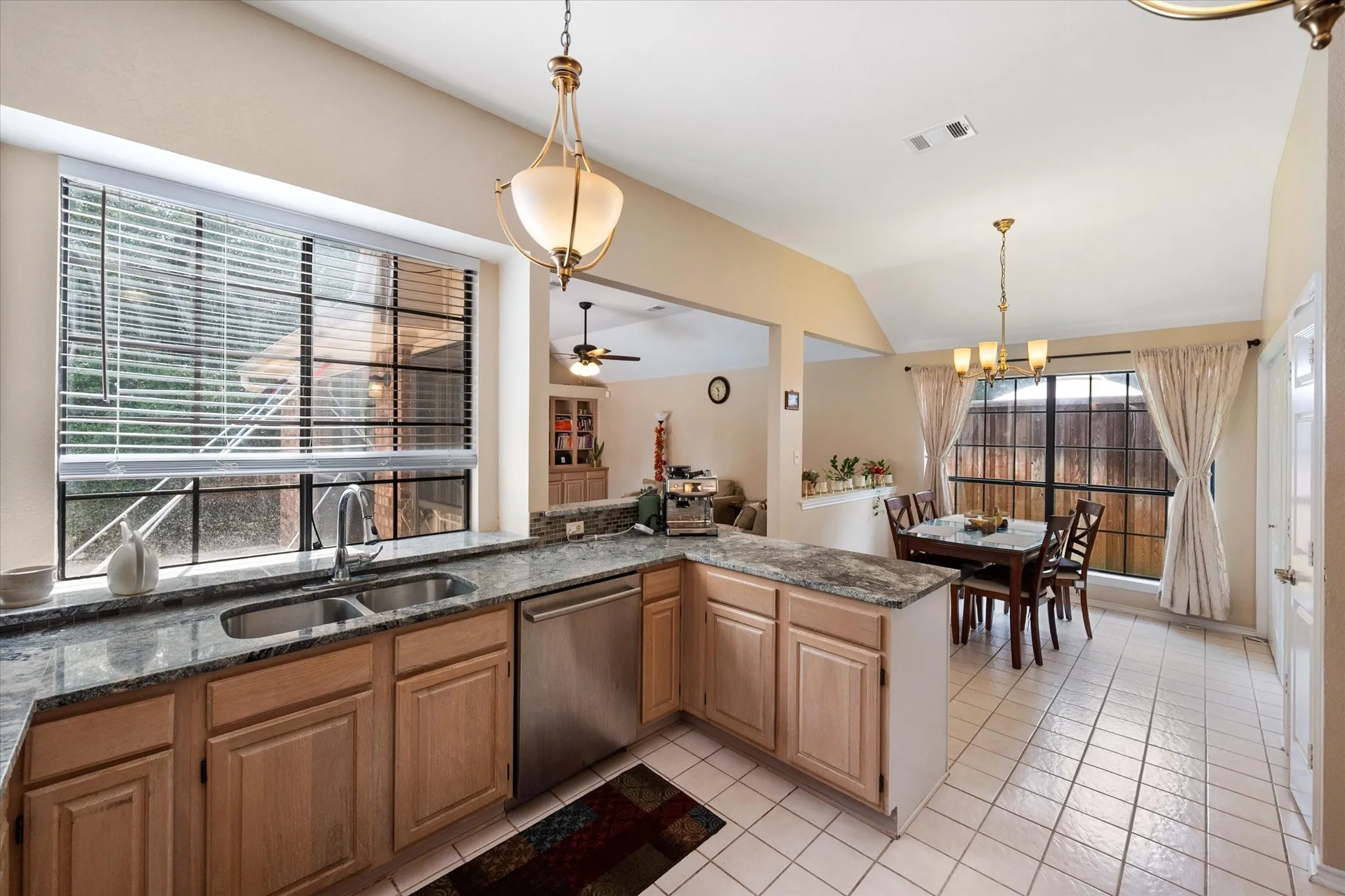 Single Family Residence For Sale in Tarrant County , 4137 Mapleridge Drive, Grapevine, Texas 76051, 3 Bedroom, 2 Bathroom, 2 Garage spaces, 2,142 Sqft, built in 1987, mls#21285342, Real Estate Agent in Grapevine, Homes For Sale in Tarrant county, Homes For Sale in Grapevine, Realtor in Grapevine Texas, Real Estate Brokerage Independent Realty Texas, Luminita Cordes Realtor