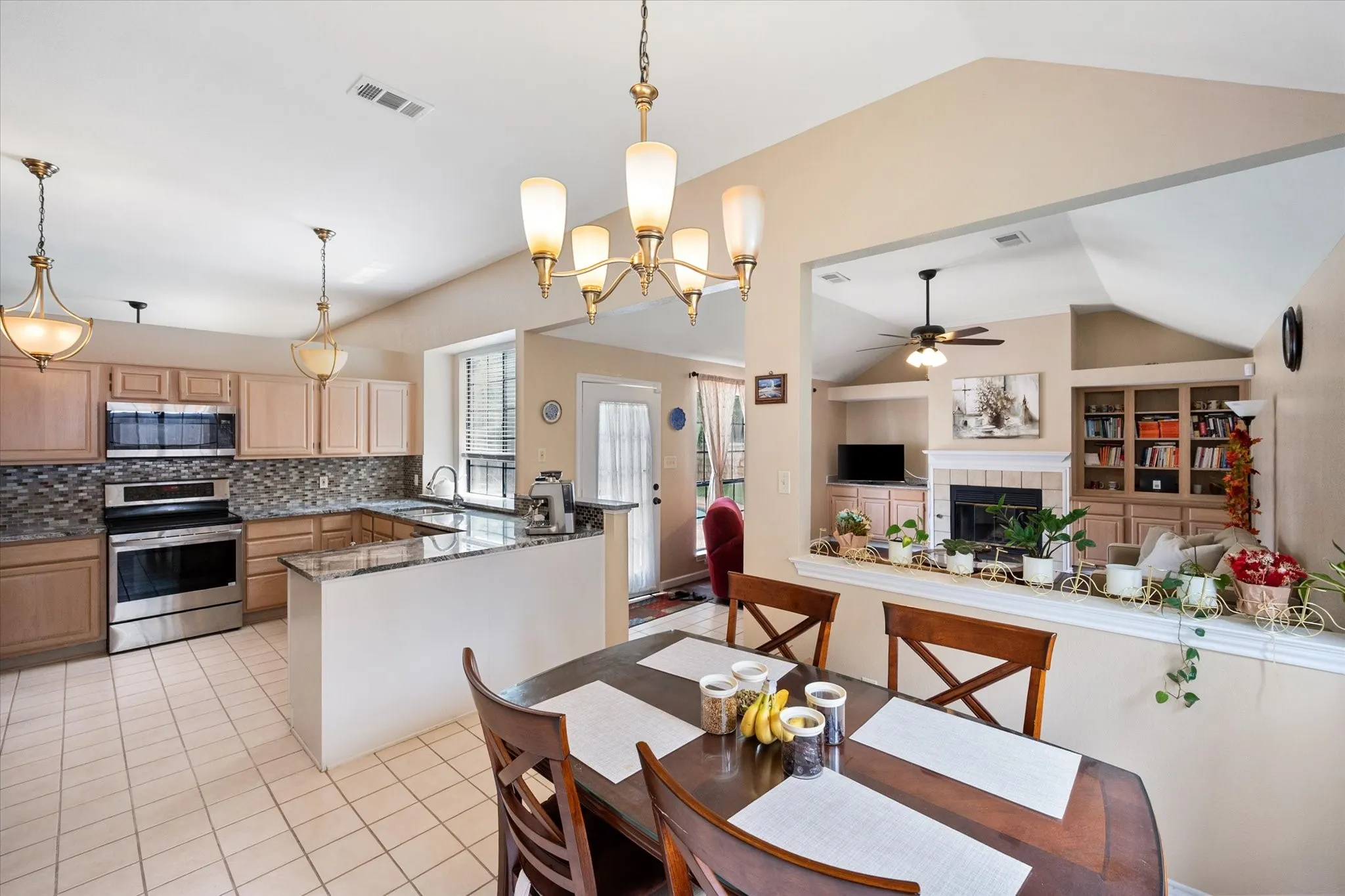Single Family Residence For Sale in Tarrant County , 4137 Mapleridge Drive, Grapevine, Texas 76051, 3 Bedroom, 2 Bathroom, 2 Garage spaces, 2,142 Sqft, built in 1987, mls#21285342, Real Estate Agent in Grapevine, Homes For Sale in Tarrant county, Homes For Sale in Grapevine, Realtor in Grapevine Texas, Real Estate Brokerage Independent Realty Texas, Luminita Cordes Realtor