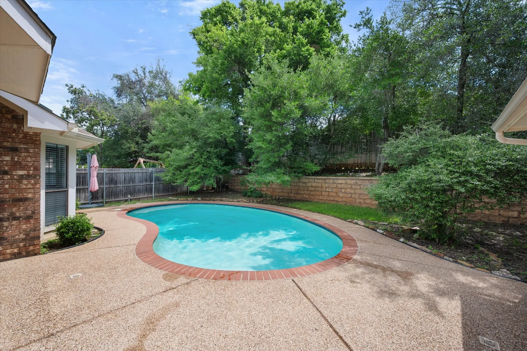 Single Family Residence For Sale in Tarrant County , 4137 Mapleridge Drive, Grapevine, Texas 76051, 3 Bedroom, 2 Bathroom, 2 Garage spaces, 2,142 Sqft, built in 1987, mls#21285342, Real Estate Agent in Grapevine, Homes For Sale in Tarrant county, Homes For Sale in Grapevine, Realtor in Grapevine Texas, Real Estate Brokerage Independent Realty Texas, Luminita Cordes Realtor