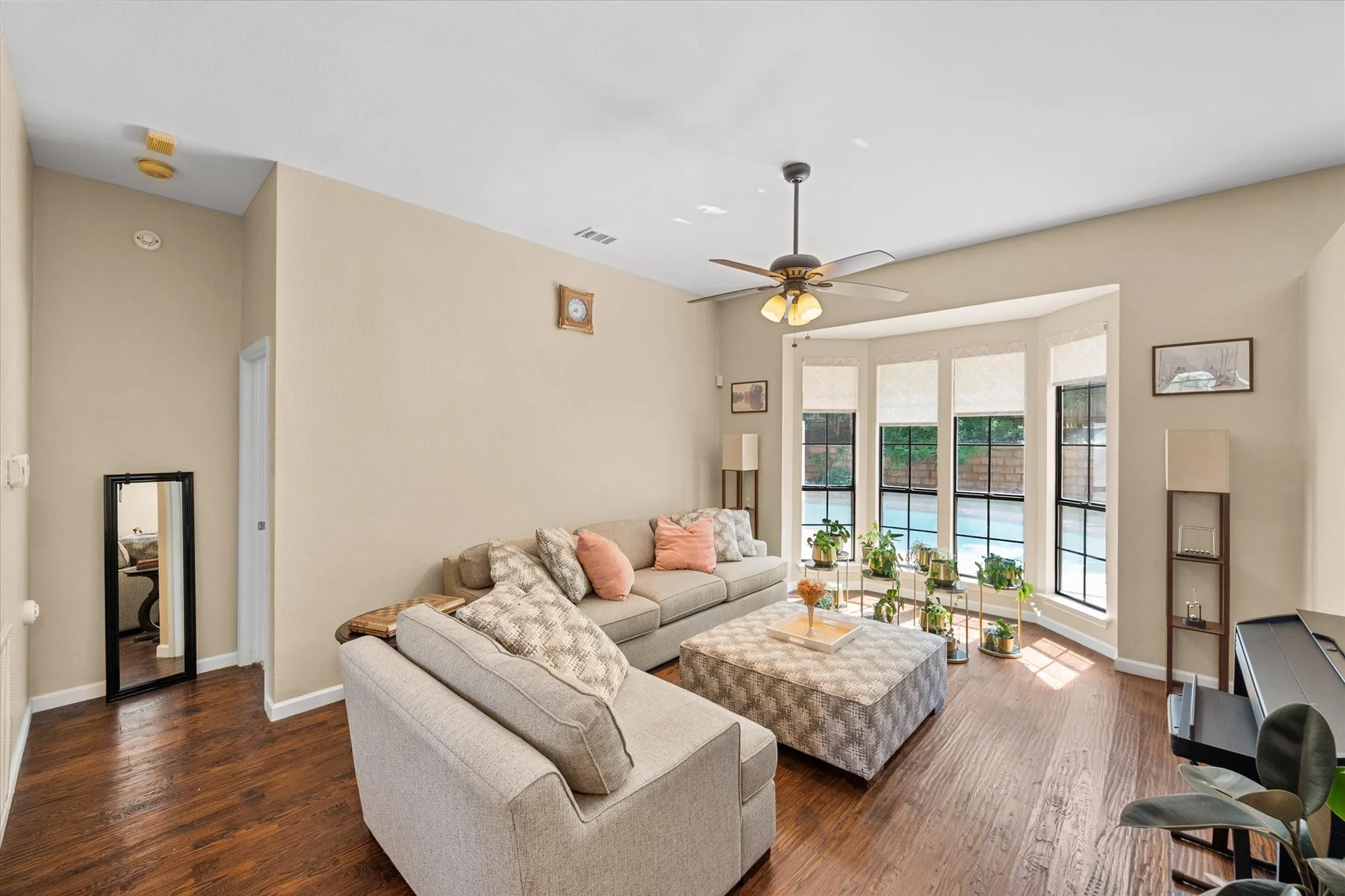 Single Family Residence For Sale in Tarrant County , 4137 Mapleridge Drive, Grapevine, Texas 76051, 3 Bedroom, 2 Bathroom, 2 Garage spaces, 2,142 Sqft, built in 1987, mls#21285342, Real Estate Agent in Grapevine, Homes For Sale in Tarrant county, Homes For Sale in Grapevine, Realtor in Grapevine Texas, Real Estate Brokerage Independent Realty Texas, Luminita Cordes Realtor