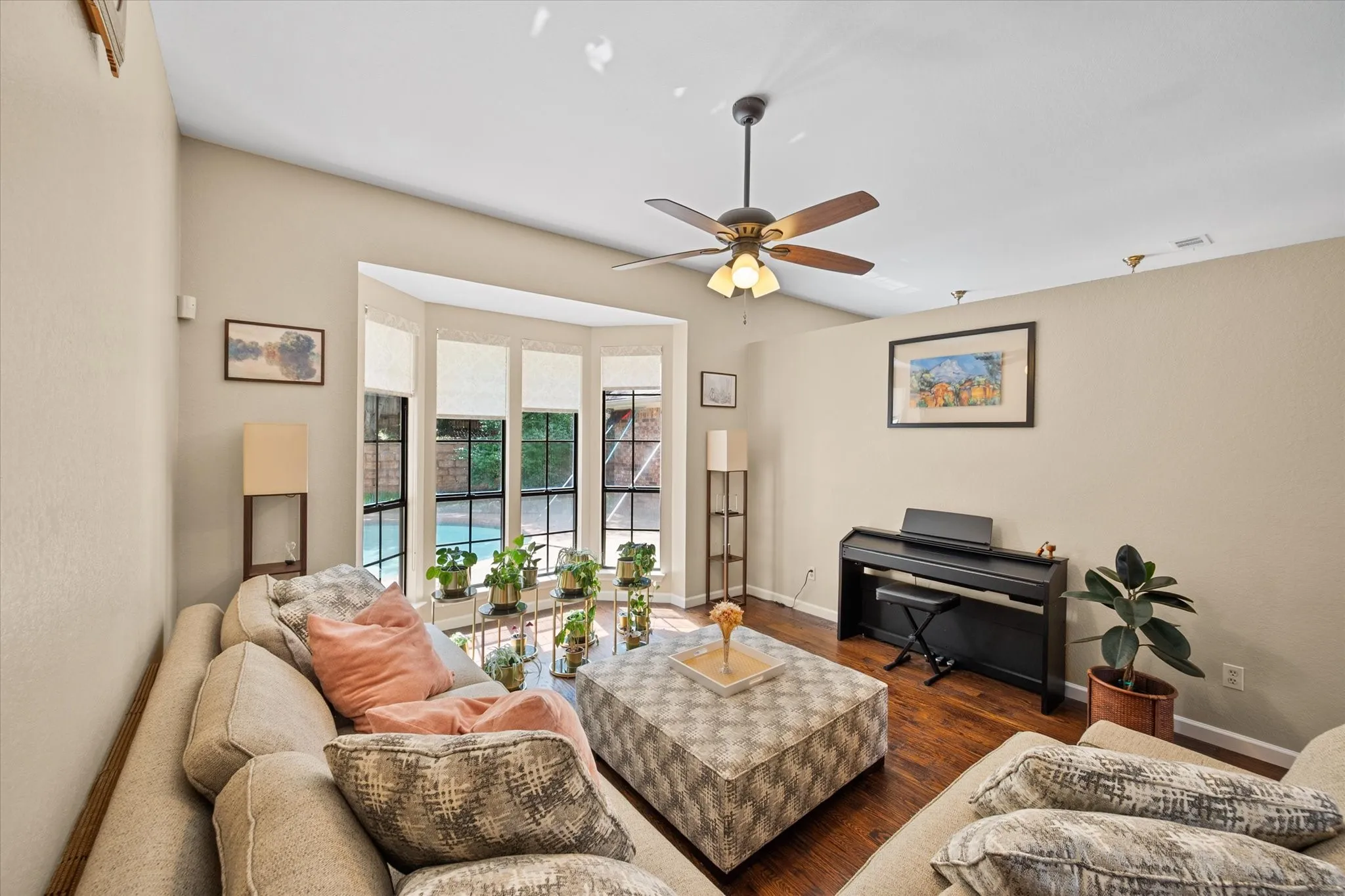 Single Family Residence For Sale in Tarrant County , 4137 Mapleridge Drive, Grapevine, Texas 76051, 3 Bedroom, 2 Bathroom, 2 Garage spaces, 2,142 Sqft, built in 1987, mls#21285342, Real Estate Agent in Grapevine, Homes For Sale in Tarrant county, Homes For Sale in Grapevine, Realtor in Grapevine Texas, Real Estate Brokerage Independent Realty Texas, Luminita Cordes Realtor