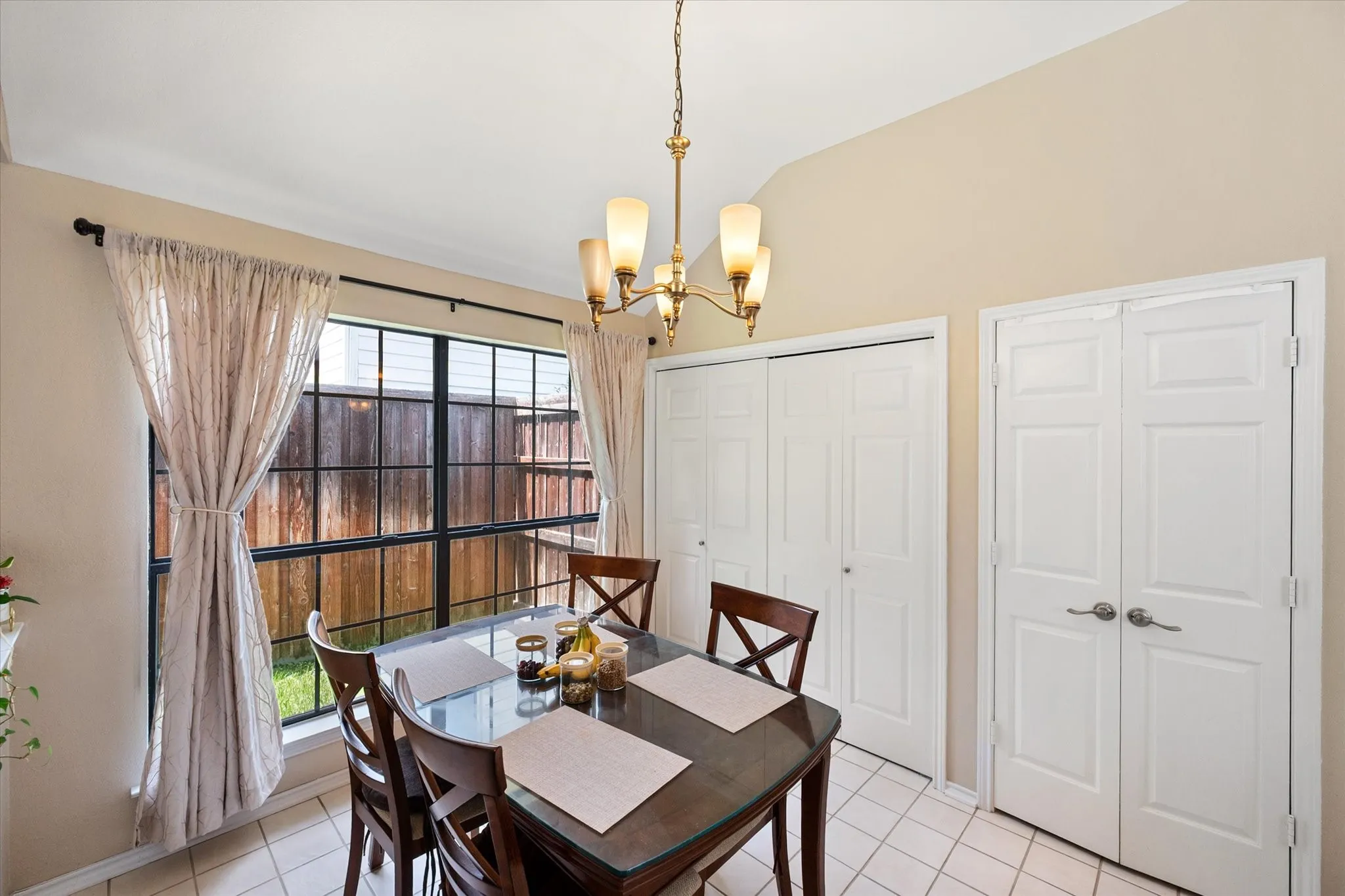 Single Family Residence For Sale in Tarrant County , 4137 Mapleridge Drive, Grapevine, Texas 76051, 3 Bedroom, 2 Bathroom, 2 Garage spaces, 2,142 Sqft, built in 1987, mls#21285342, Real Estate Agent in Grapevine, Homes For Sale in Tarrant county, Homes For Sale in Grapevine, Realtor in Grapevine Texas, Real Estate Brokerage Independent Realty Texas, Luminita Cordes Realtor