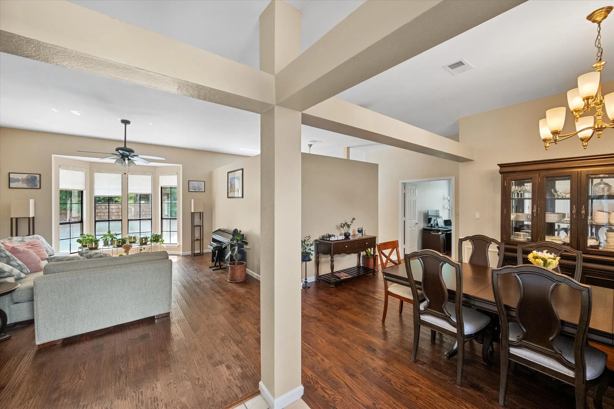 Single Family Residence For Sale in Tarrant County , 4137 Mapleridge Drive, Grapevine, Texas 76051, 3 Bedroom, 2 Bathroom, 2 Garage spaces, 2,142 Sqft, built in 1987, mls#21285342, Real Estate Agent in Grapevine, Homes For Sale in Tarrant county, Homes For Sale in Grapevine, Realtor in Grapevine Texas, Real Estate Brokerage Independent Realty Texas, Luminita Cordes Realtor