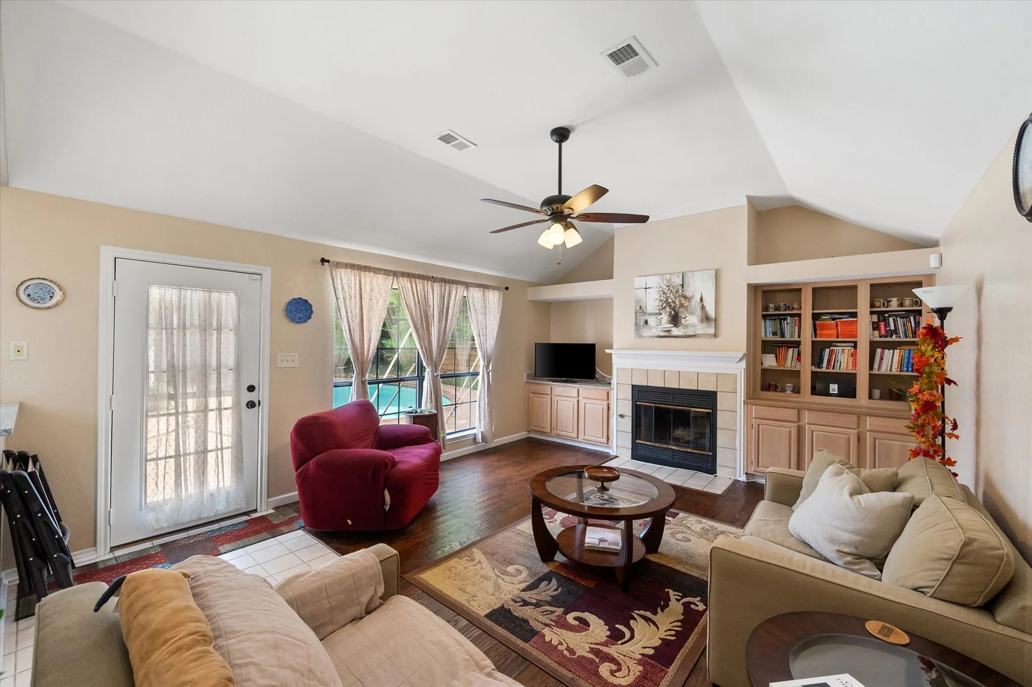 Single Family Residence For Sale in Tarrant County , 4137 Mapleridge Drive, Grapevine, Texas 76051, 3 Bedroom, 2 Bathroom, 2 Garage spaces, 2,142 Sqft, built in 1987, mls#21285342, Real Estate Agent in Grapevine, Homes For Sale in Tarrant county, Homes For Sale in Grapevine, Realtor in Grapevine Texas, Real Estate Brokerage Independent Realty Texas, Luminita Cordes Realtor