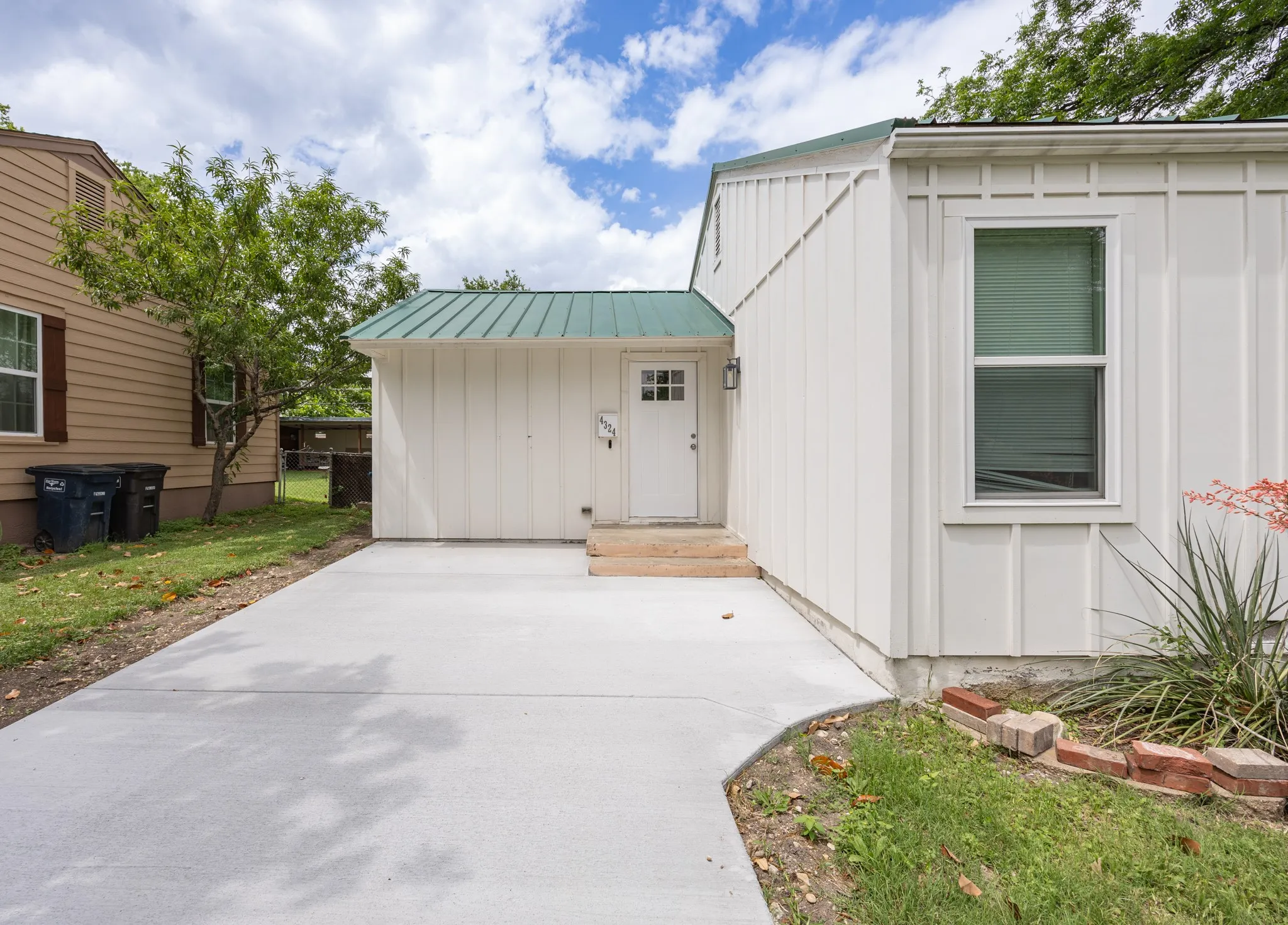 Single Family Residence For Sale in Tarrant County , 4324 Geddes Avenue, Fort Worth, Texas 76107, 2 Bedrooms, 2 Bathrooms, Garage spaces, 750 Sqft, built in 1942, Price $299,000, mls#21286094, Real Estate Agent in Fort Worth, Homes For Sale in Tarrant county, Homes For Sale in Fort Worth, Realtor in Fort Worth Texas, Real Estate Brokerage Independent Realty Texas, Luminita Cordes Realtor