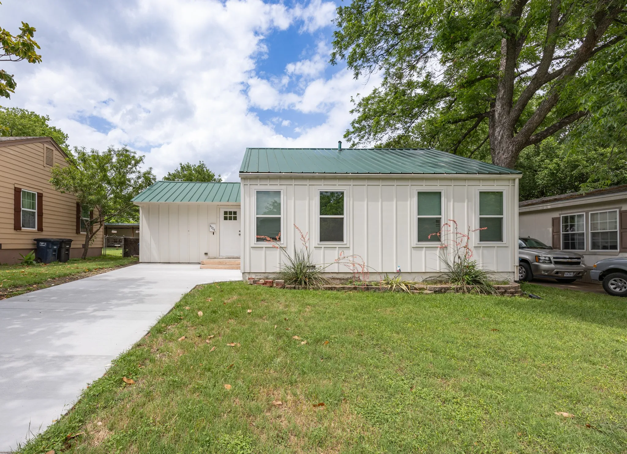 Single Family Residence For Sale in Tarrant County , 4324 Geddes Avenue, Fort Worth, Texas 76107, 2 Bedrooms, 2 Bathrooms, Garage spaces, 750 Sqft, built in 1942, Price $299,000, mls#21286094, Real Estate Agent in Fort Worth, Homes For Sale in Tarrant county, Homes For Sale in Fort Worth, Realtor in Fort Worth Texas, Real Estate Brokerage Independent Realty Texas, Luminita Cordes Realtor