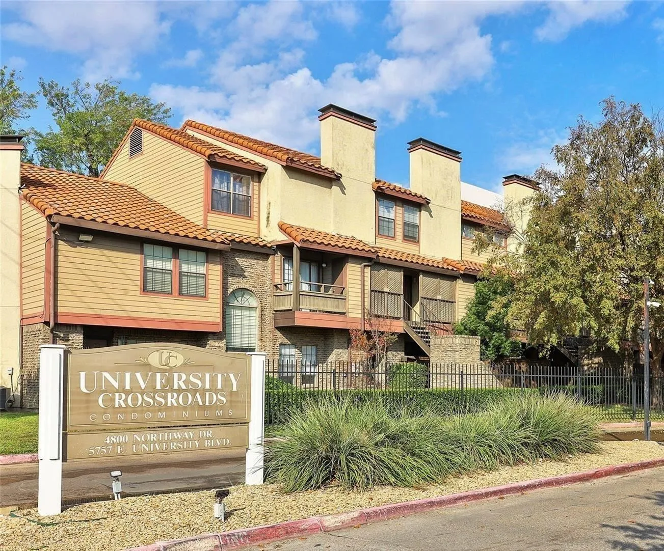 Condominium For Sale in Dallas County , 4800 Northway Drive 2C, Dallas, Texas 75206, 2 Bedroom, 2 Bathroom, Garage spaces, 1,018 Sqft, built in 1981, mls#21286100, Real Estate Agent in Dallas, Homes For Sale in Dallas county, Homes For Sale in Dallas, Realtor in Dallas Texas, Real Estate Brokerage Independent Realty Texas, Luminita Cordes Realtor