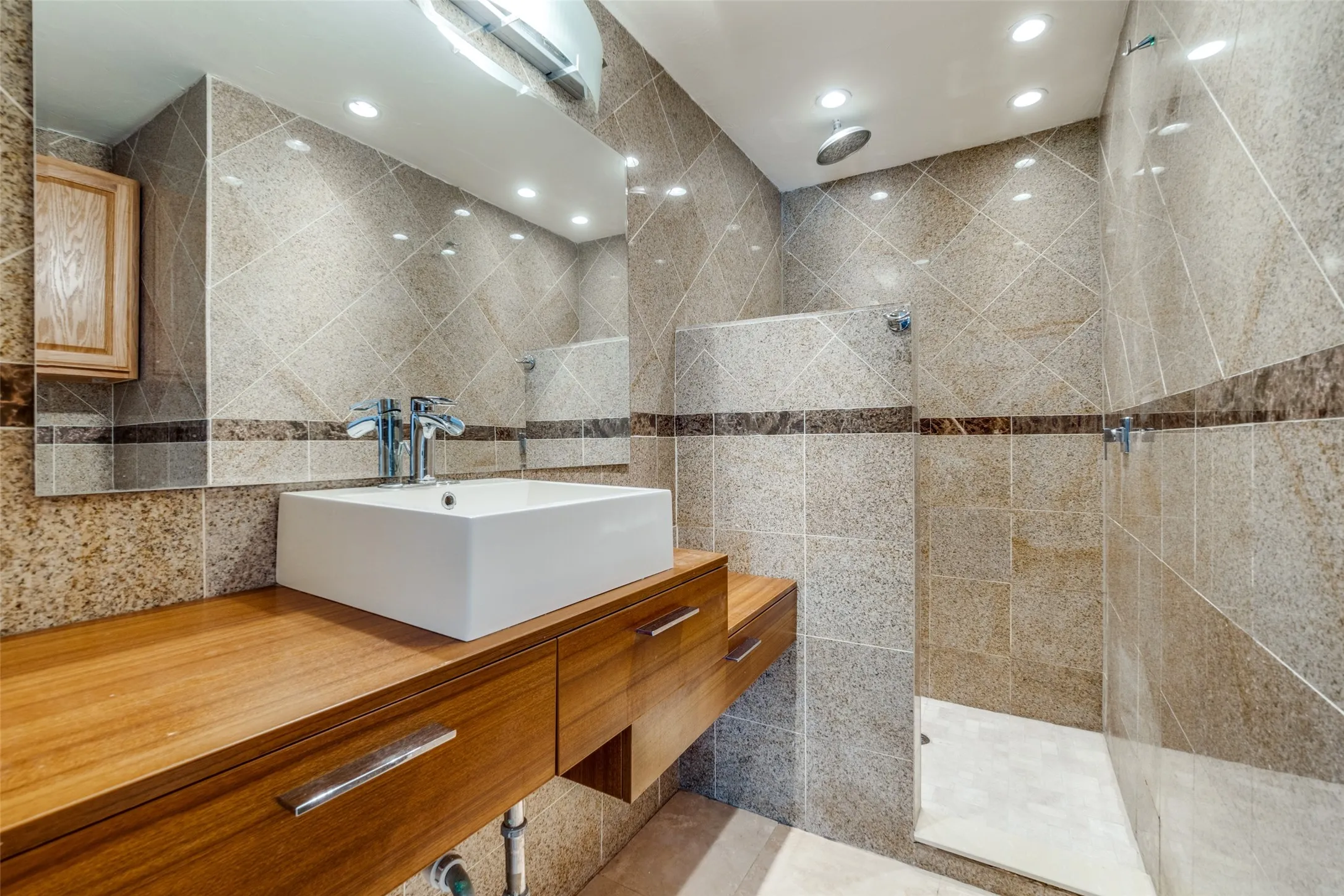 Condominium For Sale in Dallas County , 4800 Northway Drive 2C, Dallas, Texas 75206, 2 Bedroom, 2 Bathroom, Garage spaces, 1,018 Sqft, built in 1981, mls#21286100, Real Estate Agent in Dallas, Homes For Sale in Dallas county, Homes For Sale in Dallas, Realtor in Dallas Texas, Real Estate Brokerage Independent Realty Texas, Luminita Cordes Realtor