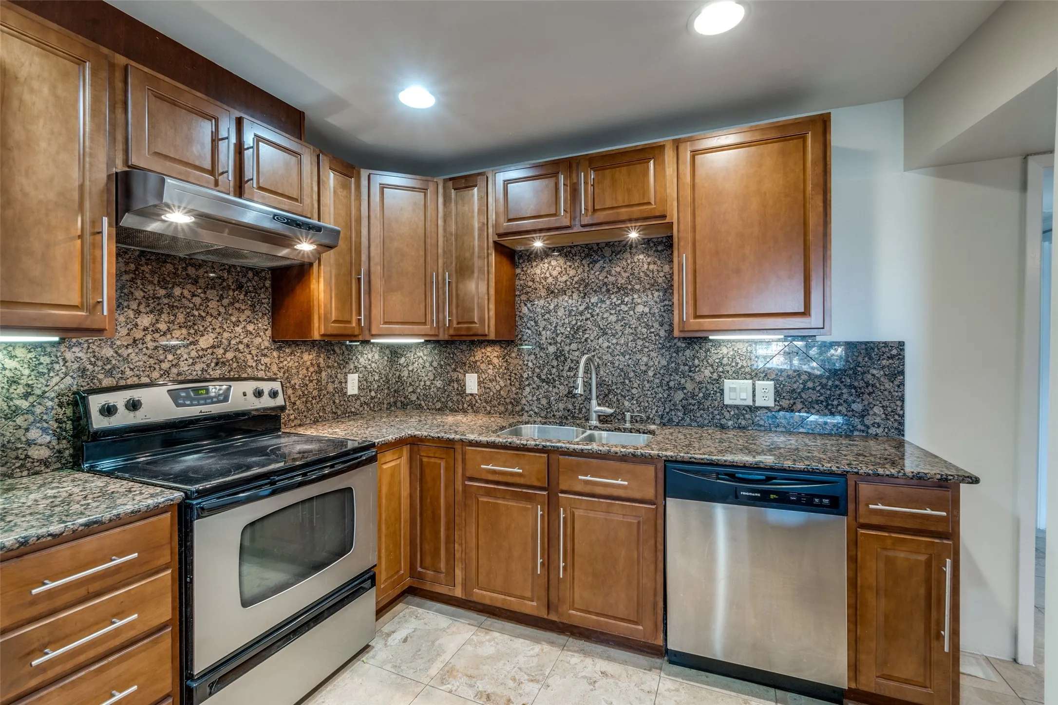 Condominium For Sale in Dallas County , 4800 Northway Drive 2C, Dallas, Texas 75206, 2 Bedroom, 2 Bathroom, Garage spaces, 1,018 Sqft, built in 1981, mls#21286100, Real Estate Agent in Dallas, Homes For Sale in Dallas county, Homes For Sale in Dallas, Realtor in Dallas Texas, Real Estate Brokerage Independent Realty Texas, Luminita Cordes Realtor