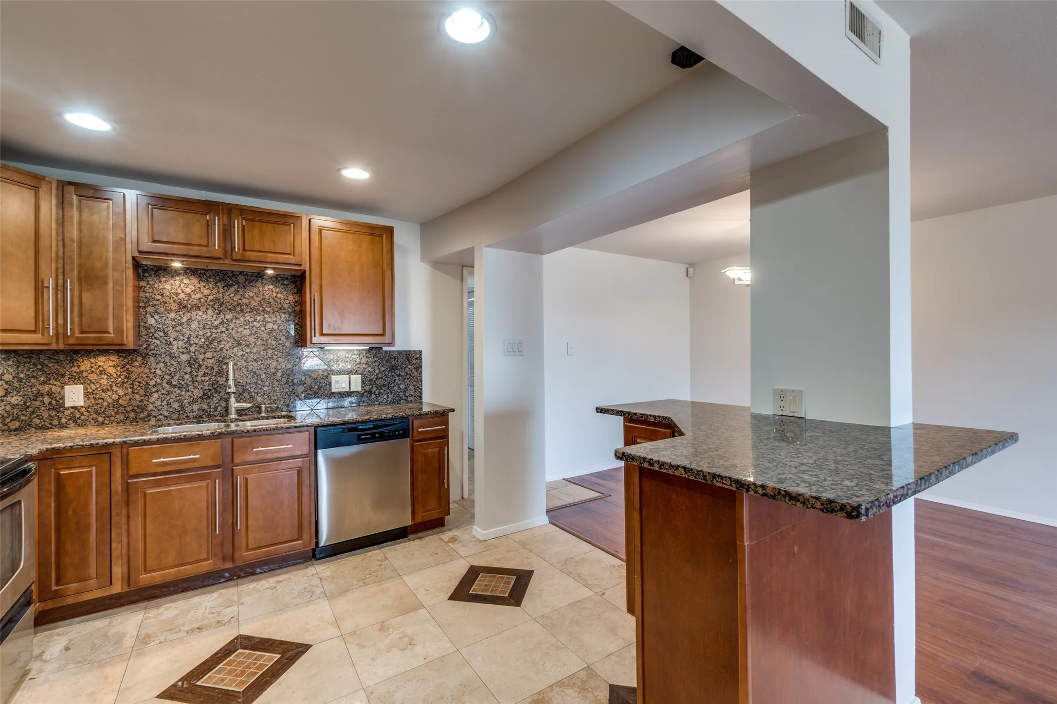 Condominium For Sale in Dallas County , 4800 Northway Drive 2C, Dallas, Texas 75206, 2 Bedroom, 2 Bathroom, Garage spaces, 1,018 Sqft, built in 1981, mls#21286100, Real Estate Agent in Dallas, Homes For Sale in Dallas county, Homes For Sale in Dallas, Realtor in Dallas Texas, Real Estate Brokerage Independent Realty Texas, Luminita Cordes Realtor