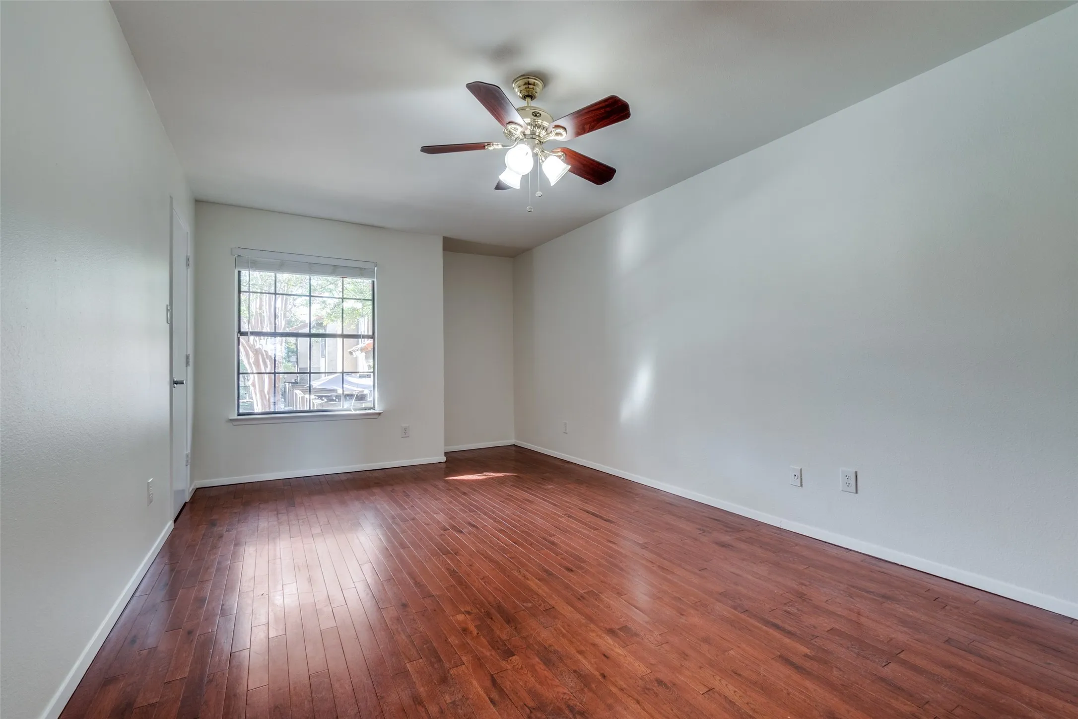 Condominium For Sale in Dallas County , 4800 Northway Drive 2C, Dallas, Texas 75206, 2 Bedroom, 2 Bathroom, Garage spaces, 1,018 Sqft, built in 1981, mls#21286100, Real Estate Agent in Dallas, Homes For Sale in Dallas county, Homes For Sale in Dallas, Realtor in Dallas Texas, Real Estate Brokerage Independent Realty Texas, Luminita Cordes Realtor