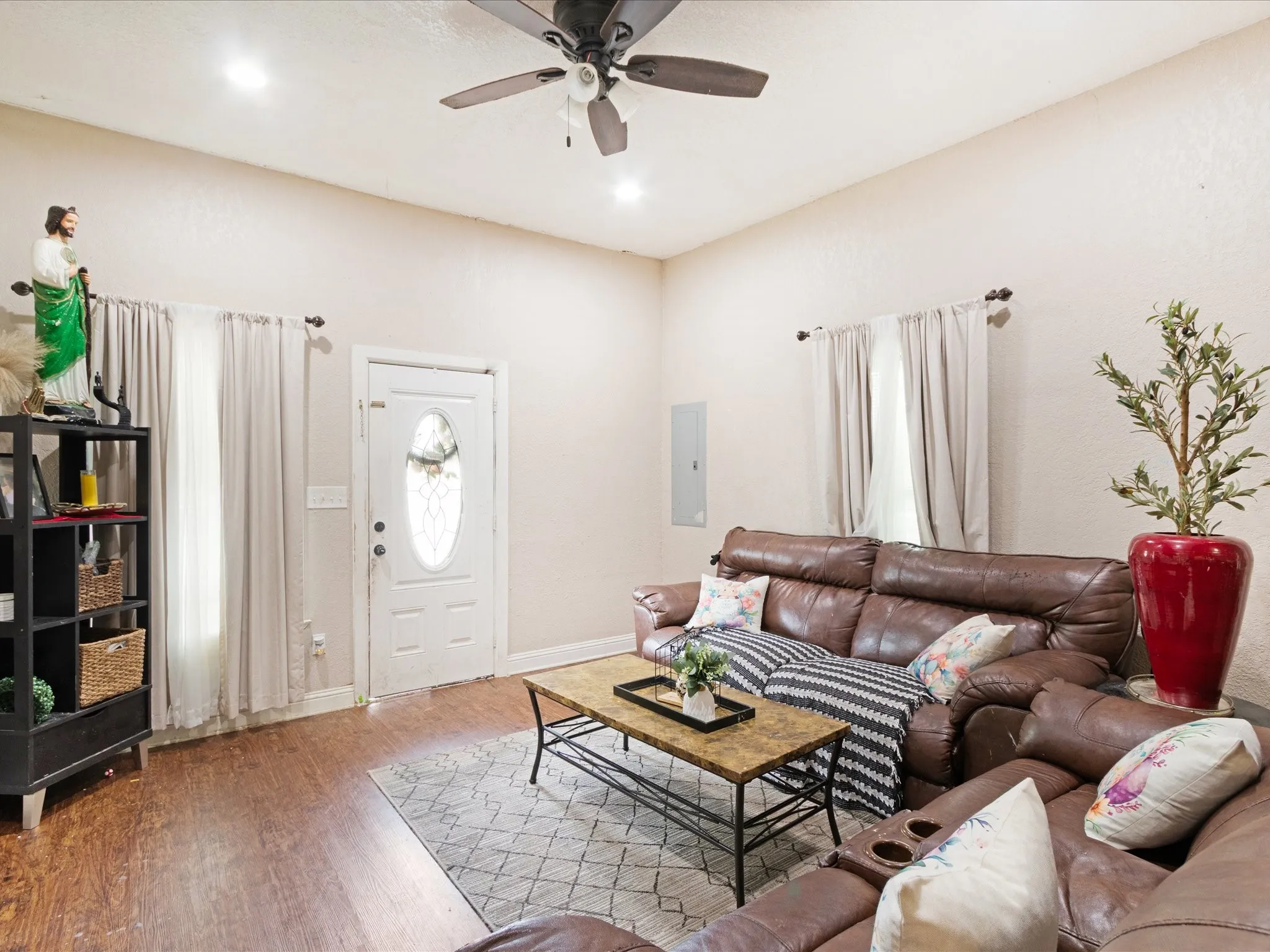 Single Family Residence For Sale in Dallas County , 2522 Wilhurt Avenue, Dallas, Texas 75216, 4 Bedroom, 2 Bathroom, Garage spaces, 1,244 Sqft, built in 1940, mls#21286065, Real Estate Agent in Dallas, Homes For Sale in Dallas county, Homes For Sale in Dallas, Realtor in Dallas Texas, Real Estate Brokerage Independent Realty Texas, Luminita Cordes Realtor
