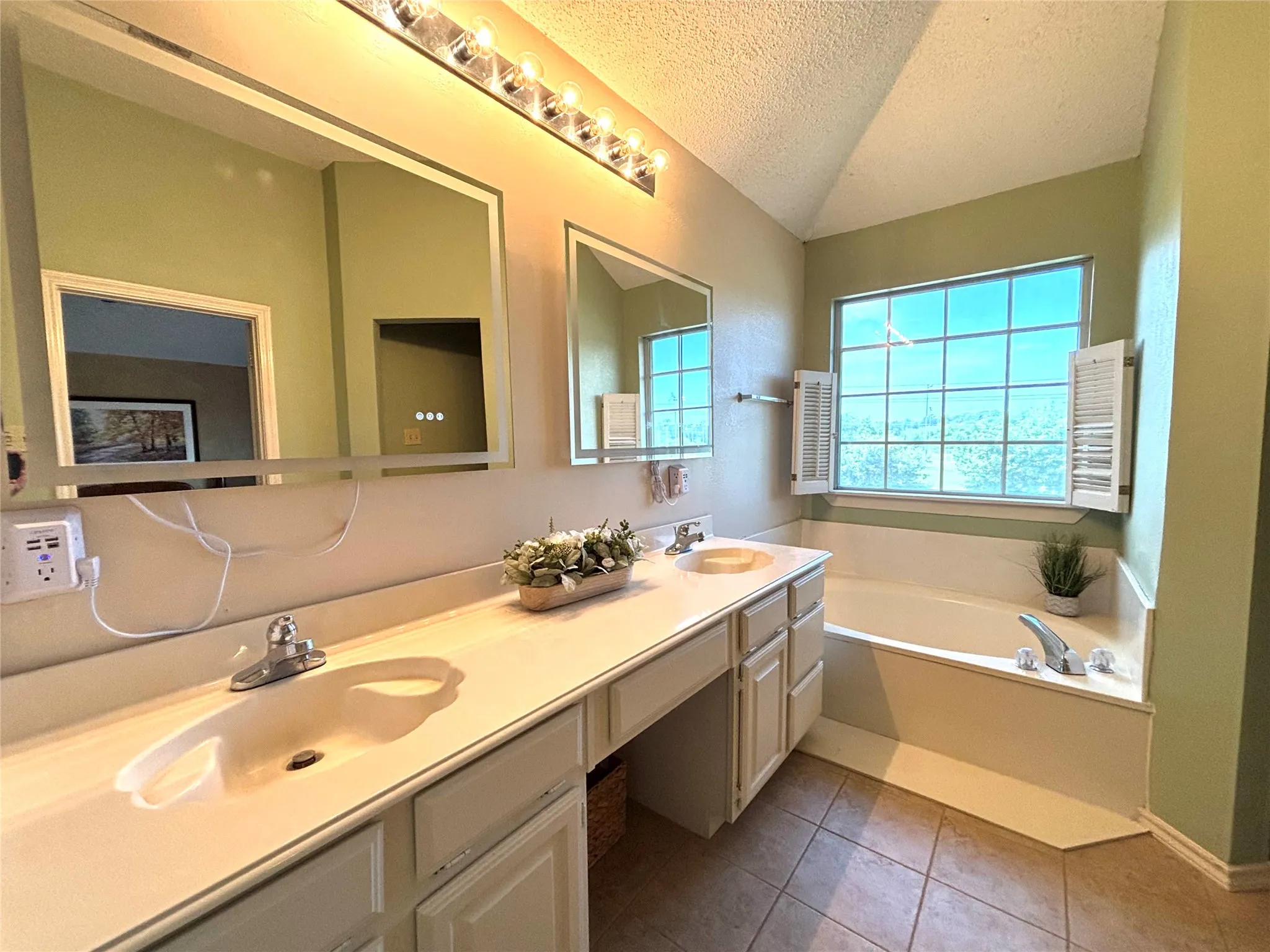 Single Family Residence For Sale in Collin County , 1221 Big Bend Drive, Mc Kinney, Texas 75069, 4 Bedroom, 3 Bathroom, Garage spaces, 2,504 Sqft, built in 1990, mls#21286091, Real Estate Agent in Mc Kinney, Homes For Sale in Collin county, Homes For Sale in Mc Kinney, Realtor in Mc Kinney Texas, Real Estate Brokerage Independent Realty Texas, Luminita Cordes Realtor