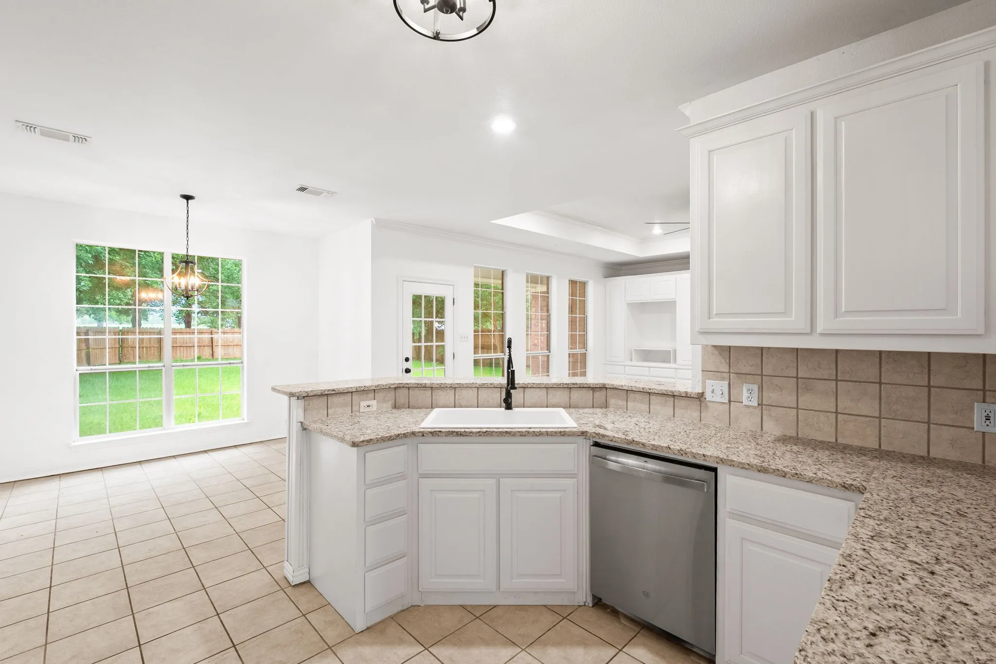 Single Family Residence For Sale in Grayson County , 2107 Rivercrest Circle, Denison, Texas 75020, 3 Bedroom, 2 Bathroom, 2 Garage spaces, 2,177 Sqft, built in 2002, mls#21282026, Real Estate Agent in Denison, Homes For Sale in Grayson county, Homes For Sale in Denison, Realtor in Denison Texas, Real Estate Brokerage Independent Realty Texas, Luminita Cordes Realtor