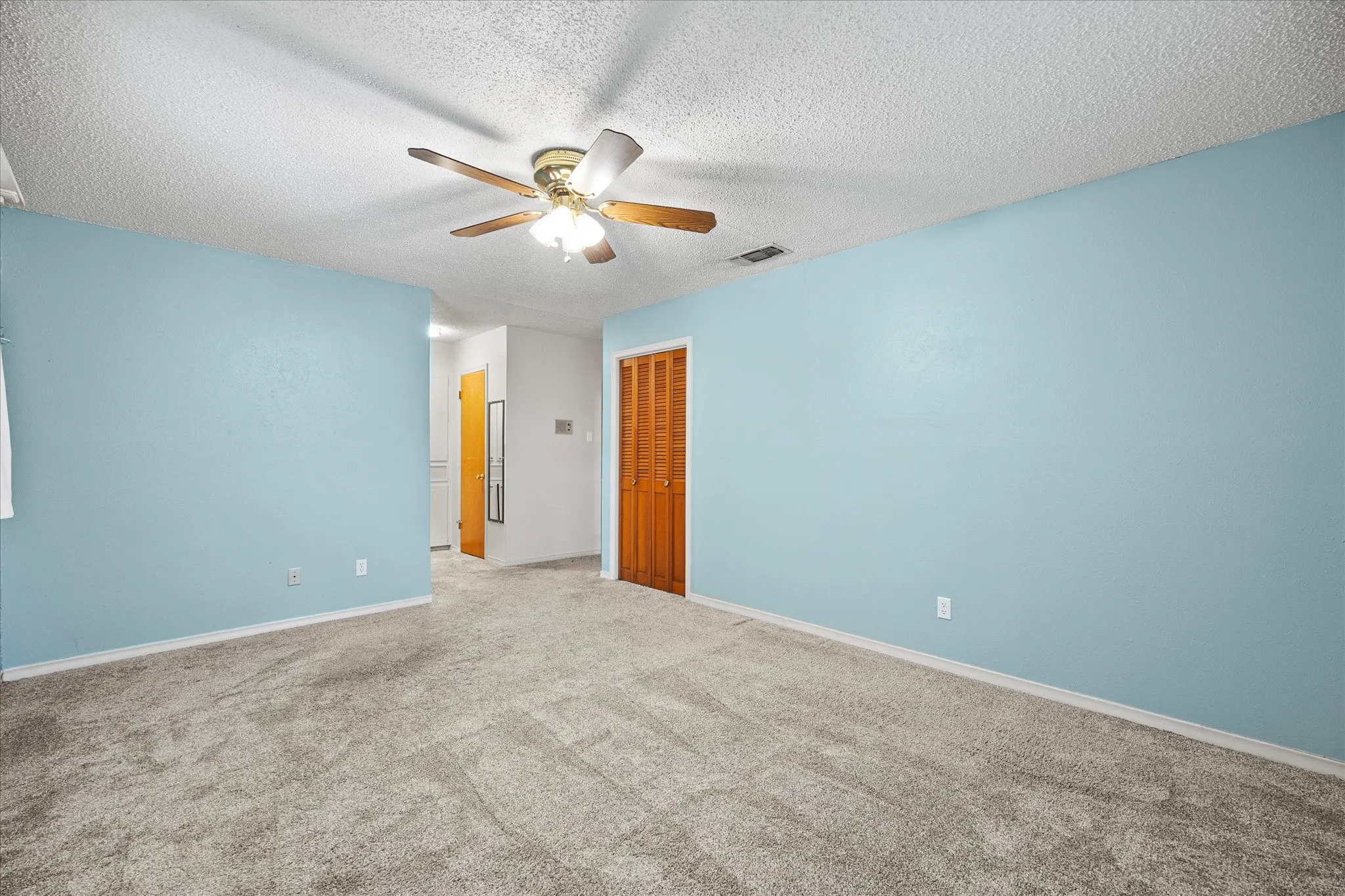 Single Family Residence For Sale in Hunt County , 2308 Royal Lane, Greenville, Texas 75402, 4 Bedroom, 3 Bathroom, 2 Garage spaces, 2,336 Sqft, built in 1968, mls#21280336, Real Estate Agent in Greenville, Homes For Sale in Hunt county, Homes For Sale in Greenville, Realtor in Greenville Texas, Real Estate Brokerage Independent Realty Texas, Luminita Cordes Realtor