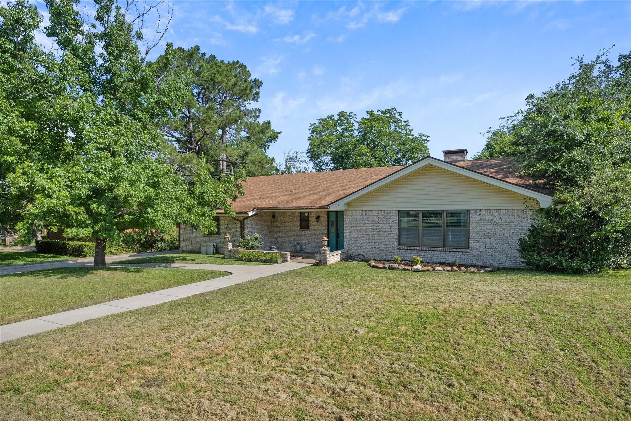 Single Family Residence For Sale in Hunt County , 2308 Royal Lane, Greenville, Texas 75402, 4 Bedroom, 3 Bathroom, 2 Garage spaces, 2,336 Sqft, built in 1968, mls#21280336, Real Estate Agent in Greenville, Homes For Sale in Hunt county, Homes For Sale in Greenville, Realtor in Greenville Texas, Real Estate Brokerage Independent Realty Texas, Luminita Cordes Realtor