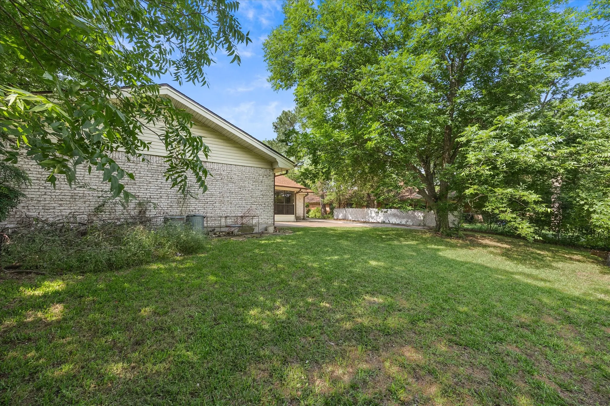 Single Family Residence For Sale in Hunt County , 2308 Royal Lane, Greenville, Texas 75402, 4 Bedroom, 3 Bathroom, 2 Garage spaces, 2,336 Sqft, built in 1968, mls#21280336, Real Estate Agent in Greenville, Homes For Sale in Hunt county, Homes For Sale in Greenville, Realtor in Greenville Texas, Real Estate Brokerage Independent Realty Texas, Luminita Cordes Realtor