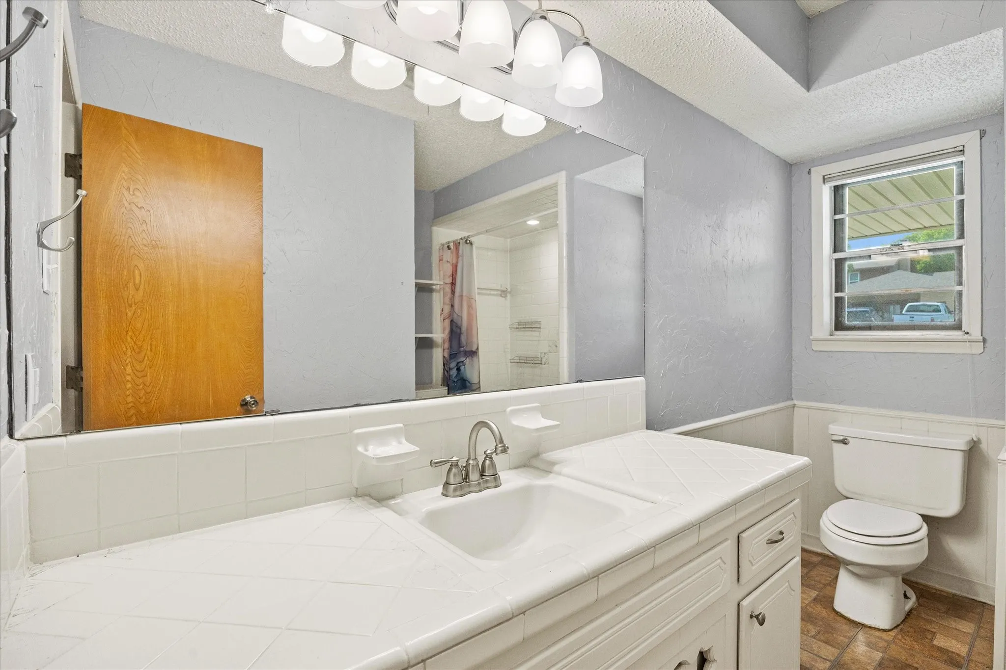 Single Family Residence For Sale in Hunt County , 2308 Royal Lane, Greenville, Texas 75402, 4 Bedroom, 3 Bathroom, 2 Garage spaces, 2,336 Sqft, built in 1968, mls#21280336, Real Estate Agent in Greenville, Homes For Sale in Hunt county, Homes For Sale in Greenville, Realtor in Greenville Texas, Real Estate Brokerage Independent Realty Texas, Luminita Cordes Realtor