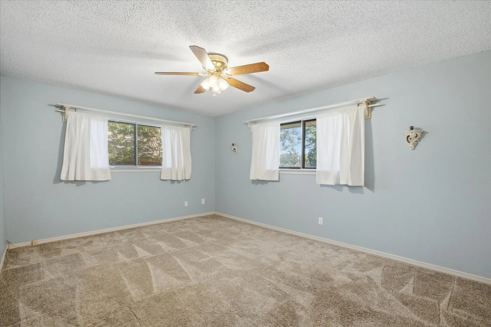 Single Family Residence For Sale in Hunt County , 2308 Royal Lane, Greenville, Texas 75402, 4 Bedroom, 3 Bathroom, 2 Garage spaces, 2,336 Sqft, built in 1968, mls#21280336, Real Estate Agent in Greenville, Homes For Sale in Hunt county, Homes For Sale in Greenville, Realtor in Greenville Texas, Real Estate Brokerage Independent Realty Texas, Luminita Cordes Realtor