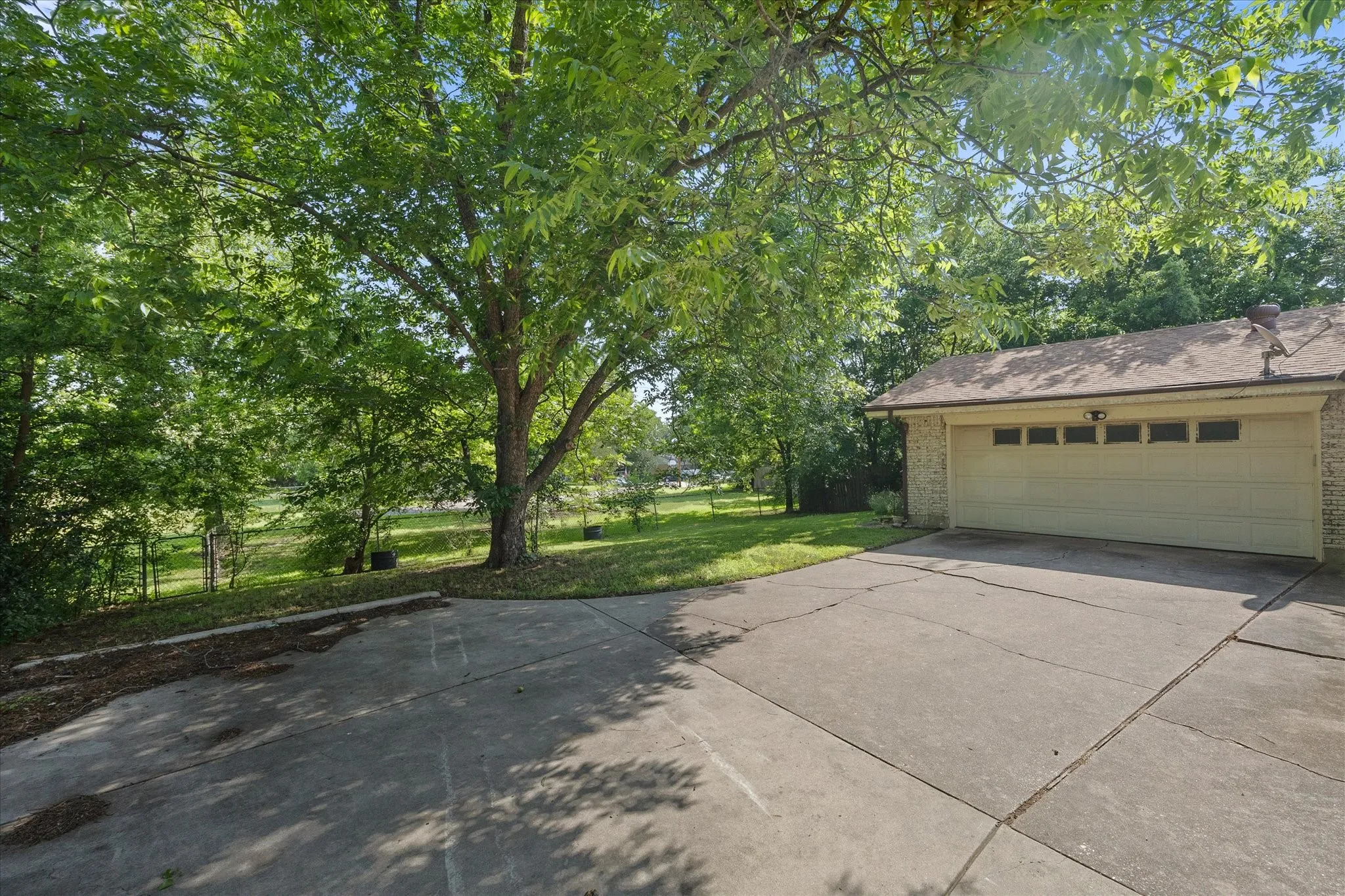 Single Family Residence For Sale in Hunt County , 2308 Royal Lane, Greenville, Texas 75402, 4 Bedroom, 3 Bathroom, 2 Garage spaces, 2,336 Sqft, built in 1968, mls#21280336, Real Estate Agent in Greenville, Homes For Sale in Hunt county, Homes For Sale in Greenville, Realtor in Greenville Texas, Real Estate Brokerage Independent Realty Texas, Luminita Cordes Realtor