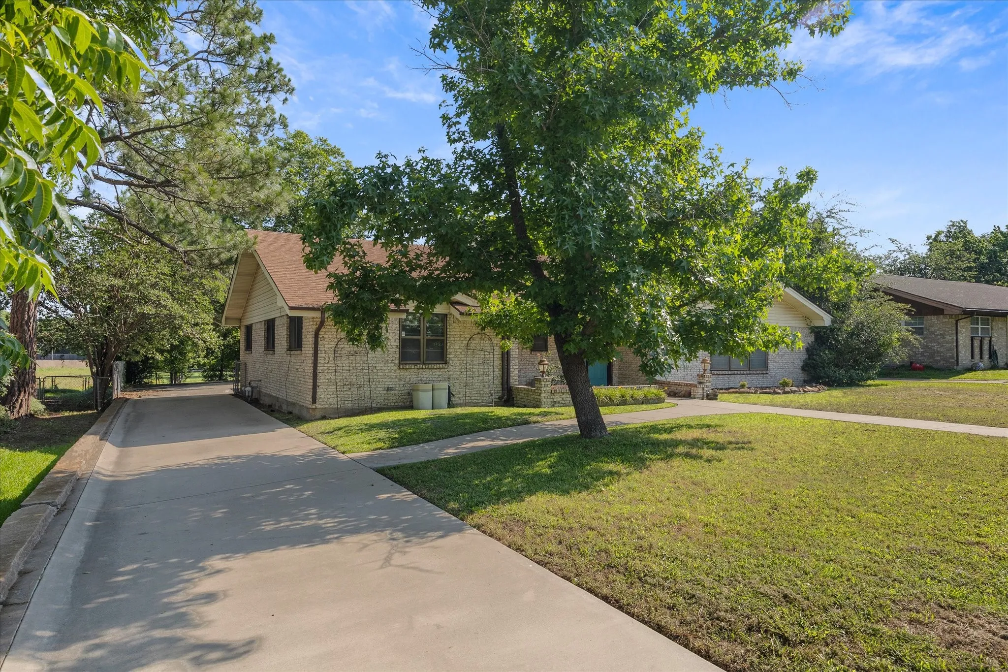 Single Family Residence For Sale in Hunt County , 2308 Royal Lane, Greenville, Texas 75402, 4 Bedroom, 3 Bathroom, 2 Garage spaces, 2,336 Sqft, built in 1968, mls#21280336, Real Estate Agent in Greenville, Homes For Sale in Hunt county, Homes For Sale in Greenville, Realtor in Greenville Texas, Real Estate Brokerage Independent Realty Texas, Luminita Cordes Realtor