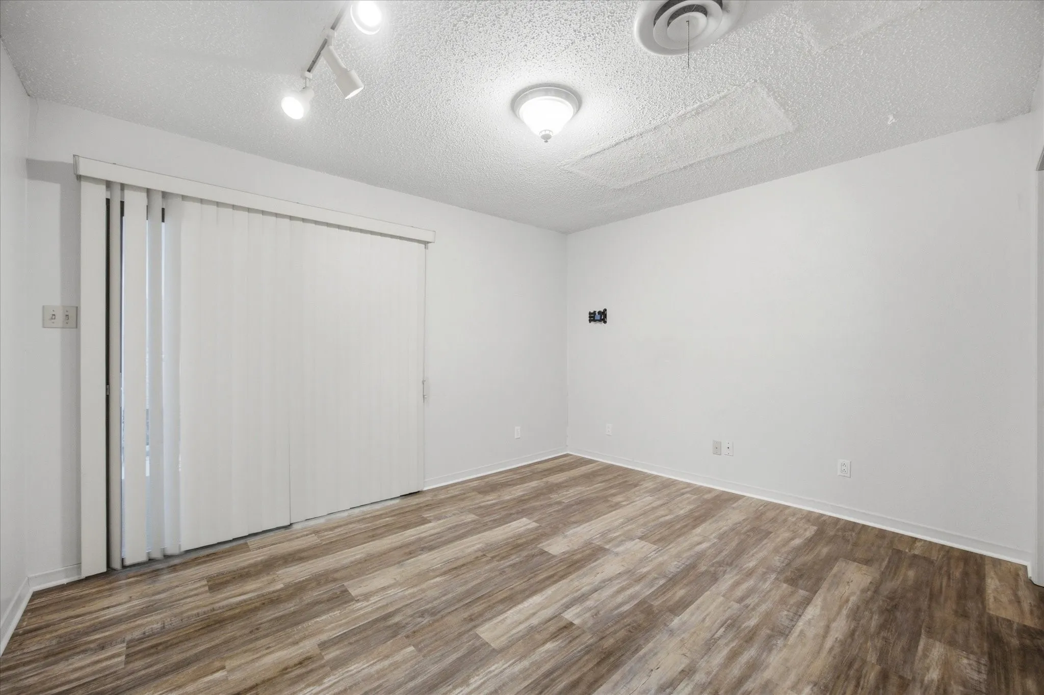 Single Family Residence For Sale in Hunt County , 2308 Royal Lane, Greenville, Texas 75402, 4 Bedroom, 3 Bathroom, 2 Garage spaces, 2,336 Sqft, built in 1968, mls#21280336, Real Estate Agent in Greenville, Homes For Sale in Hunt county, Homes For Sale in Greenville, Realtor in Greenville Texas, Real Estate Brokerage Independent Realty Texas, Luminita Cordes Realtor