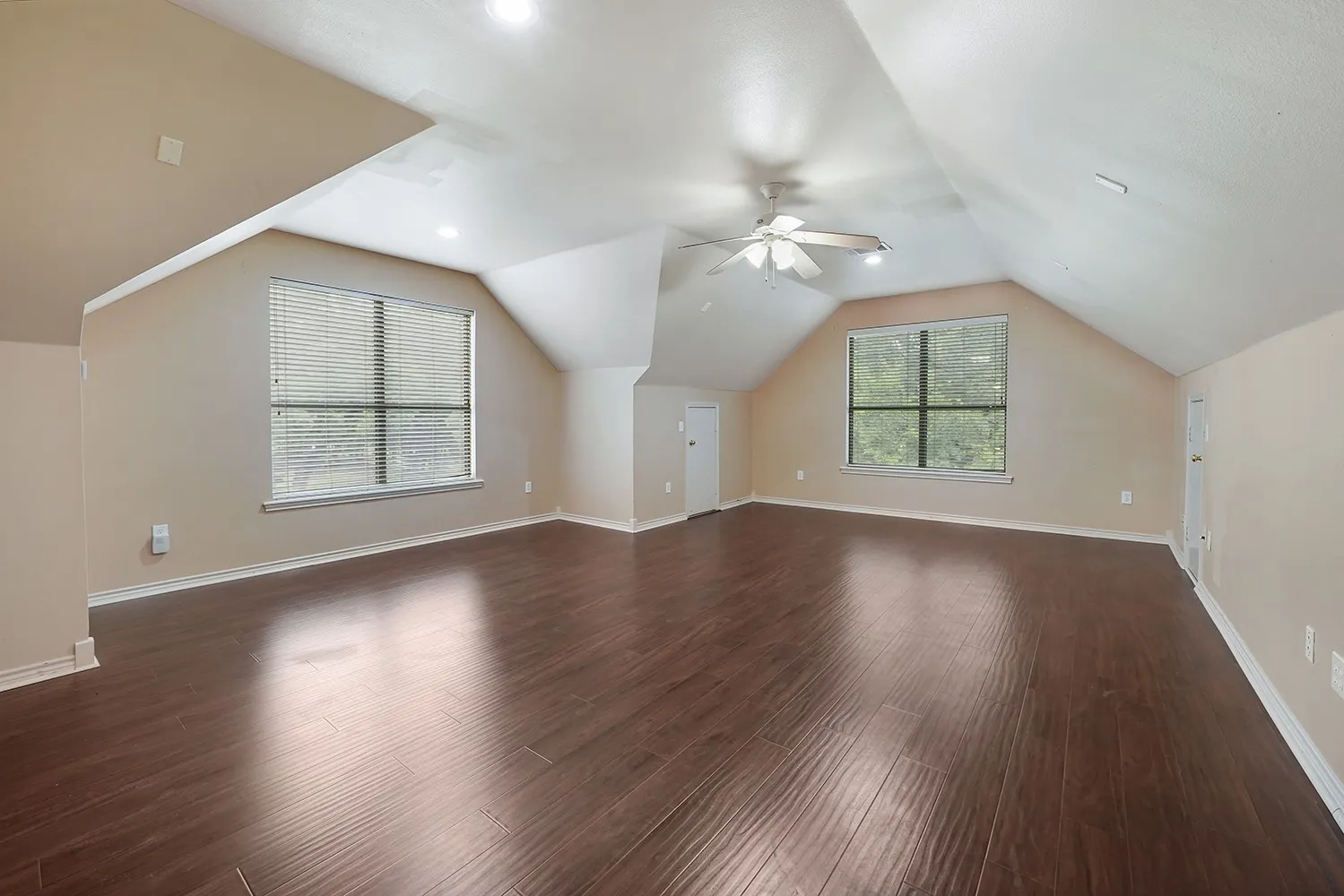 Single Family Residence For Sale in Denton County , 7301 Stallion Street, Denton, Texas 76208, 3 Bedroom, 4 Bathroom, 3 Garage spaces, 3,558 Sqft, built in 2000, mls#21286107, Real Estate Agent in Denton, Homes For Sale in Denton county, Homes For Sale in Denton, Realtor in Denton Texas, Real Estate Brokerage Independent Realty Texas, Luminita Cordes Realtor