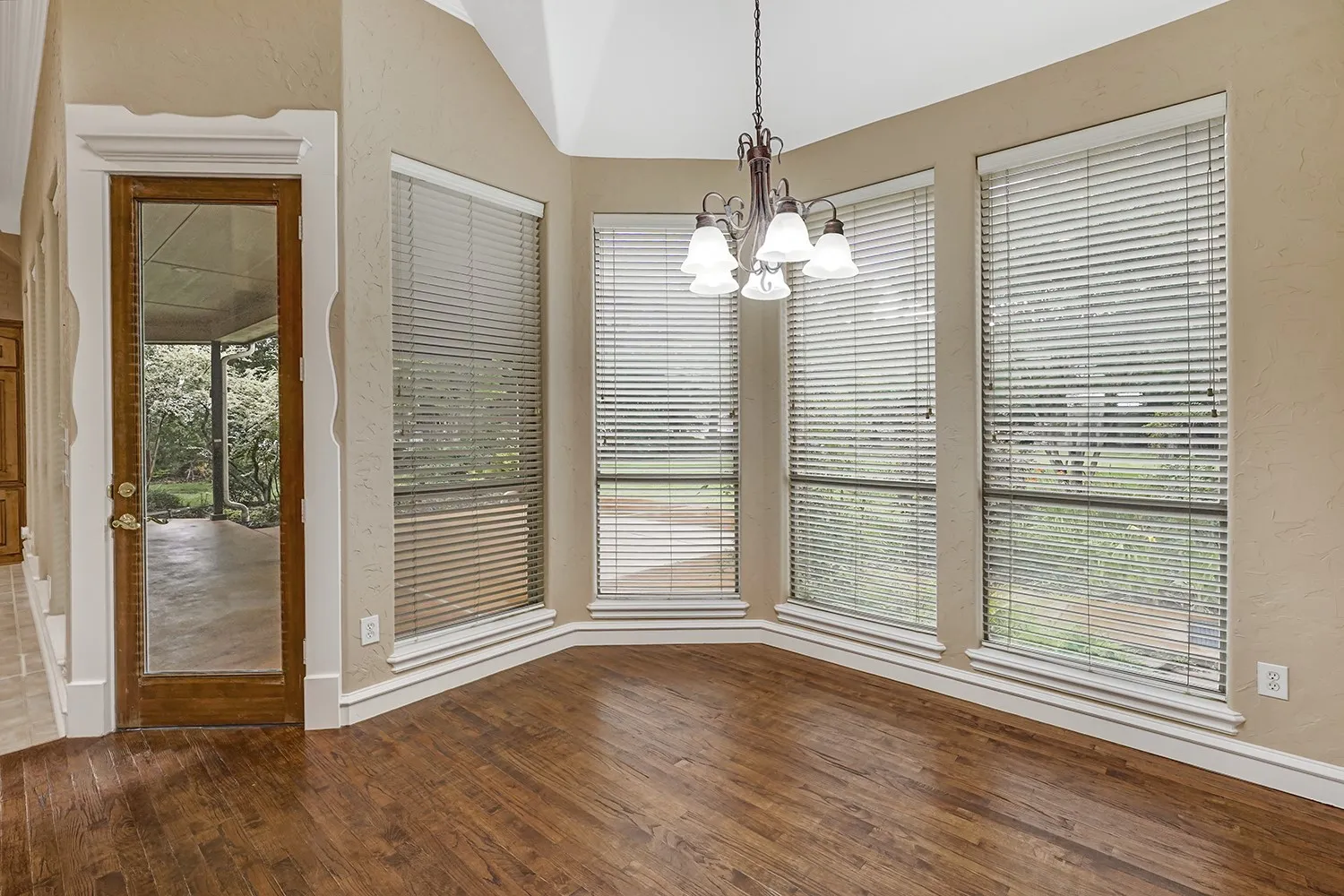 Single Family Residence For Sale in Denton County , 7301 Stallion Street, Denton, Texas 76208, 3 Bedroom, 4 Bathroom, 3 Garage spaces, 3,558 Sqft, built in 2000, mls#21286107, Real Estate Agent in Denton, Homes For Sale in Denton county, Homes For Sale in Denton, Realtor in Denton Texas, Real Estate Brokerage Independent Realty Texas, Luminita Cordes Realtor