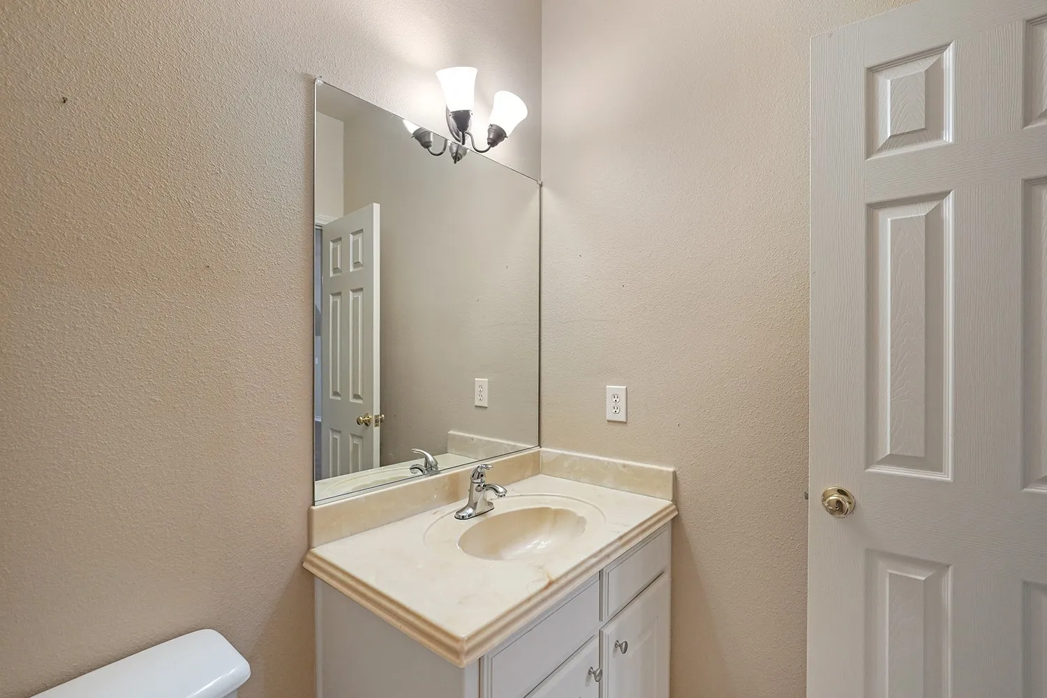 Half bath​​‌​​​​‌​​‌‌​‌‌​​​‌‌​‌​‌​‌​​​‌​​ upstairs