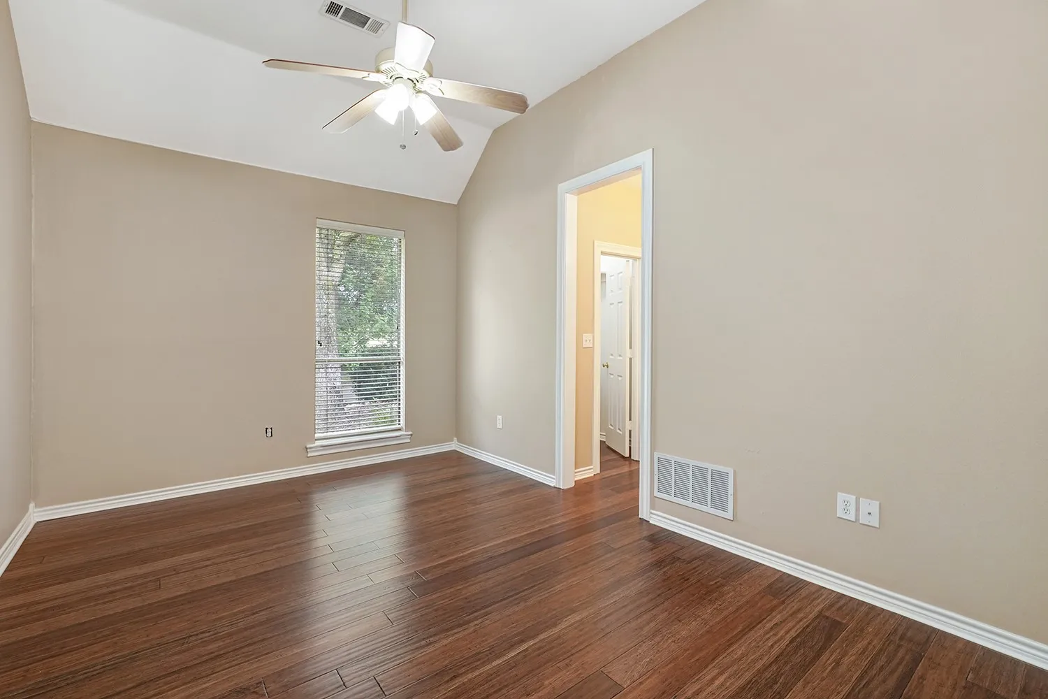 Single Family Residence For Sale in Denton County , 7301 Stallion Street, Denton, Texas 76208, 3 Bedroom, 4 Bathroom, 3 Garage spaces, 3,558 Sqft, built in 2000, mls#21286107, Real Estate Agent in Denton, Homes For Sale in Denton county, Homes For Sale in Denton, Realtor in Denton Texas, Real Estate Brokerage Independent Realty Texas, Luminita Cordes Realtor