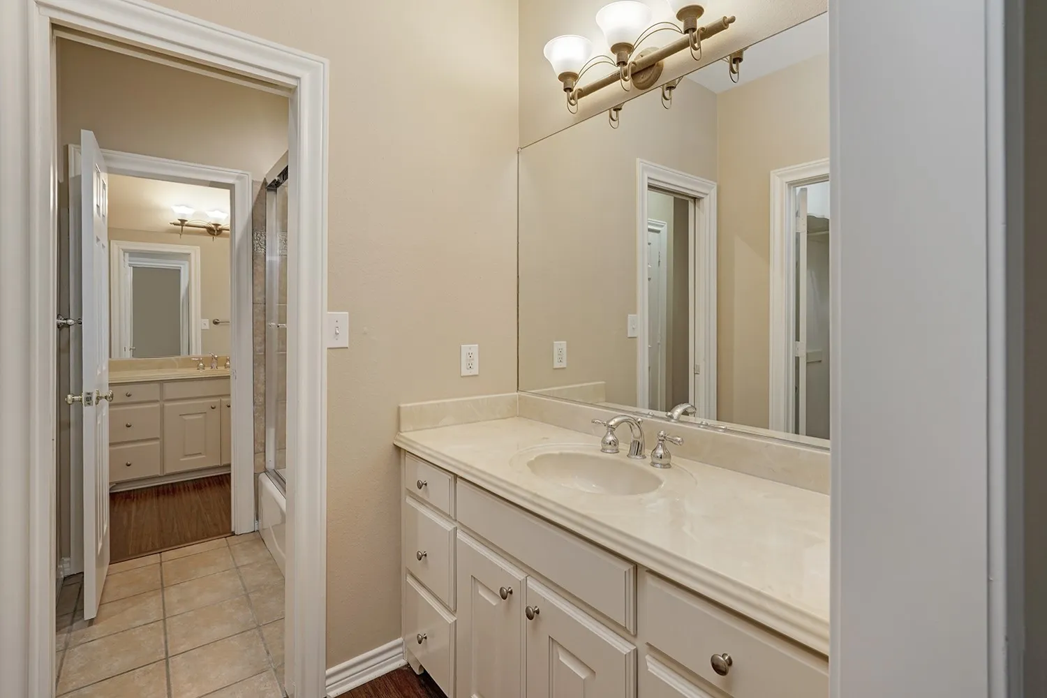 Jack N Jill bathroom for both secondary bedrooms
