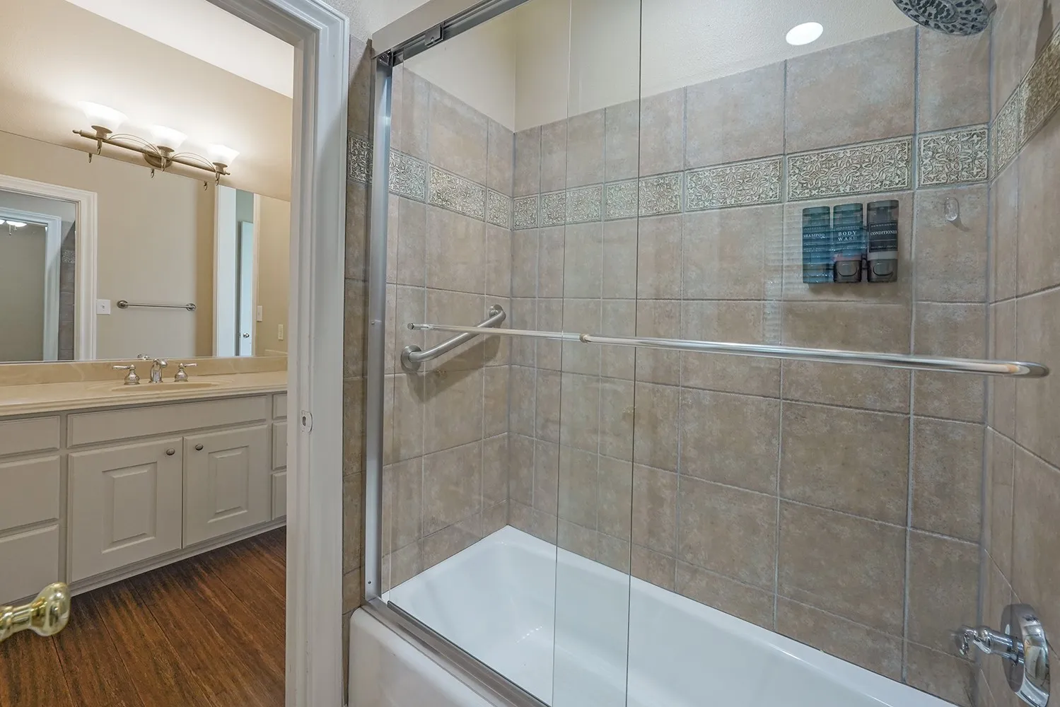 Jack N Jill bathroom for both secondary bedrooms
