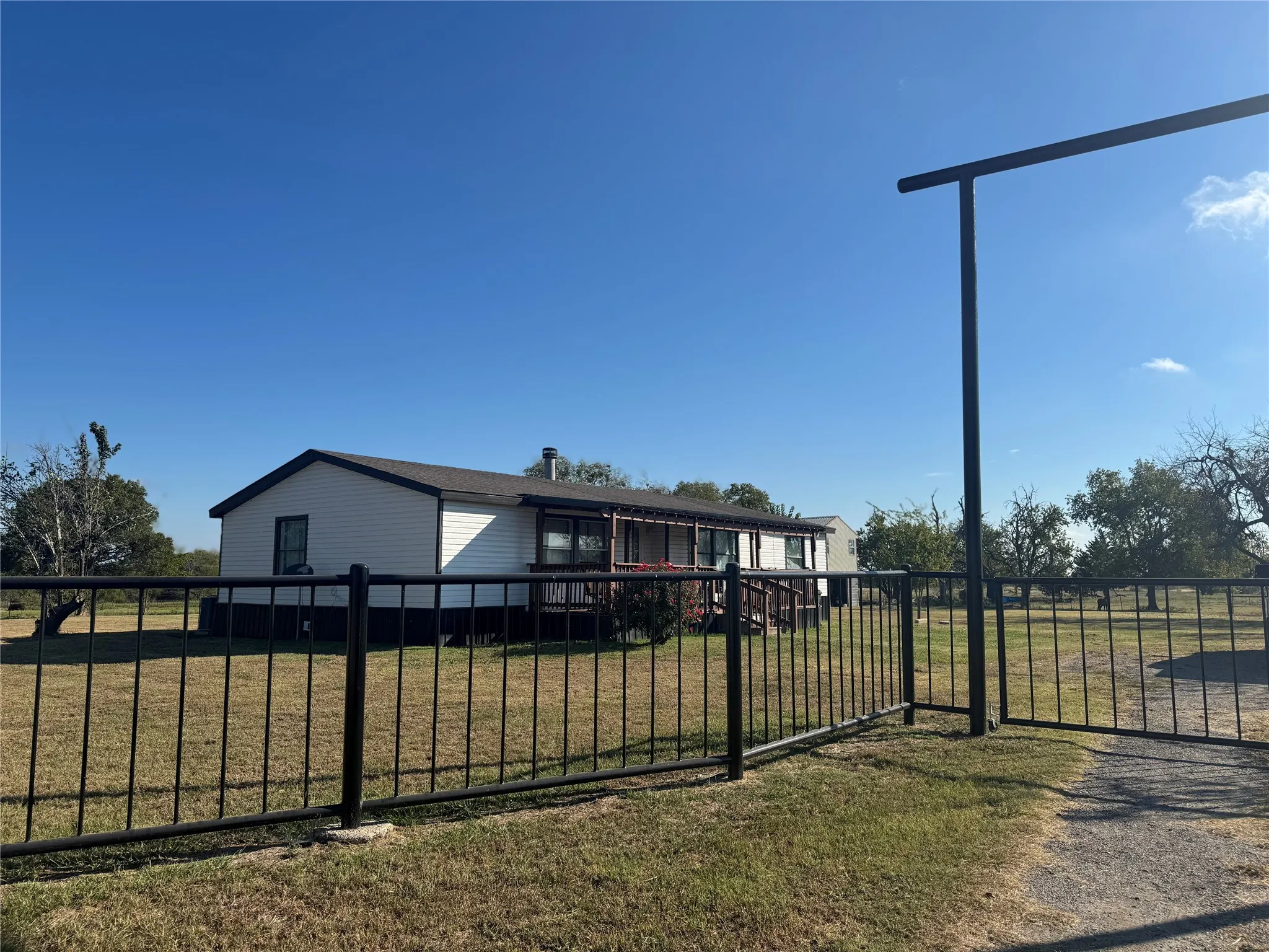 Mobile Home For Sale in Van Zandt County , 320 Vz County Road 3814, Wills Point, Texas 75169, 4 Bedroom, 2 Bathroom, 1 Garage spaces, 1,568 Sqft, built in 1983, mls#21284769, Real Estate Agent in Wills Point, Homes For Sale in Van Zandt county, Homes For Sale in Wills Point, Realtor in Wills Point Texas, Real Estate Brokerage Independent Realty Texas, Luminita Cordes Realtor