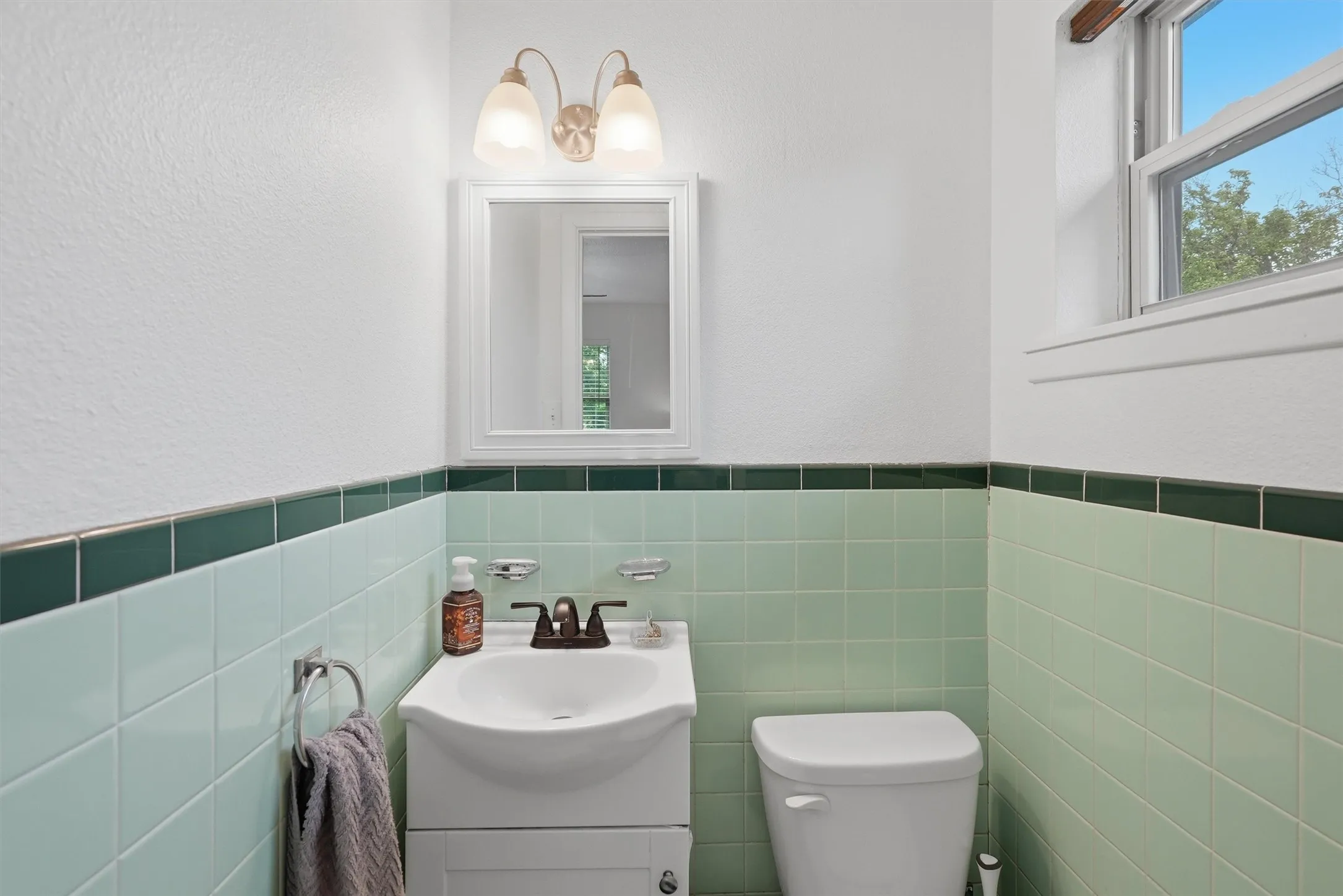 Single Family Residence For Sale in Hood County , 807 Elizabeth Boulevard, Granbury, Texas 76048, 3 Bedroom, 2 Bathroom, 1 Garage spaces, 1,280 Sqft, built in 1959, mls#21285949, Real Estate Agent in Granbury, Homes For Sale in Hood county, Homes For Sale in Granbury, Realtor in Granbury Texas, Real Estate Brokerage Independent Realty Texas, Luminita Cordes Realtor