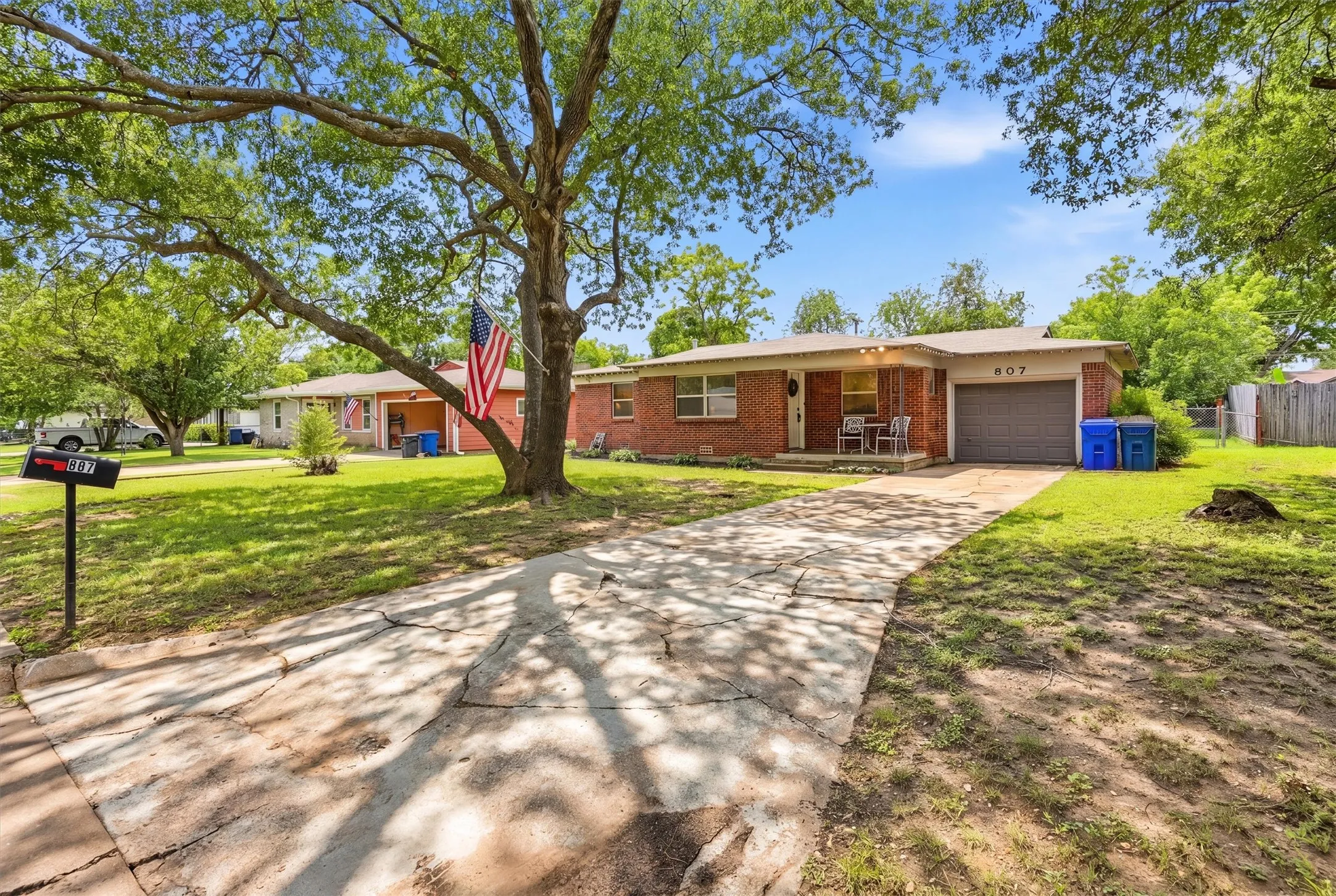 Single Family Residence For Sale in Hood County , 807 Elizabeth Boulevard, Granbury, Texas 76048, 3 Bedroom, 2 Bathroom, 1 Garage spaces, 1,280 Sqft, built in 1959, mls#21285949, Real Estate Agent in Granbury, Homes For Sale in Hood county, Homes For Sale in Granbury, Realtor in Granbury Texas, Real Estate Brokerage Independent Realty Texas, Luminita Cordes Realtor