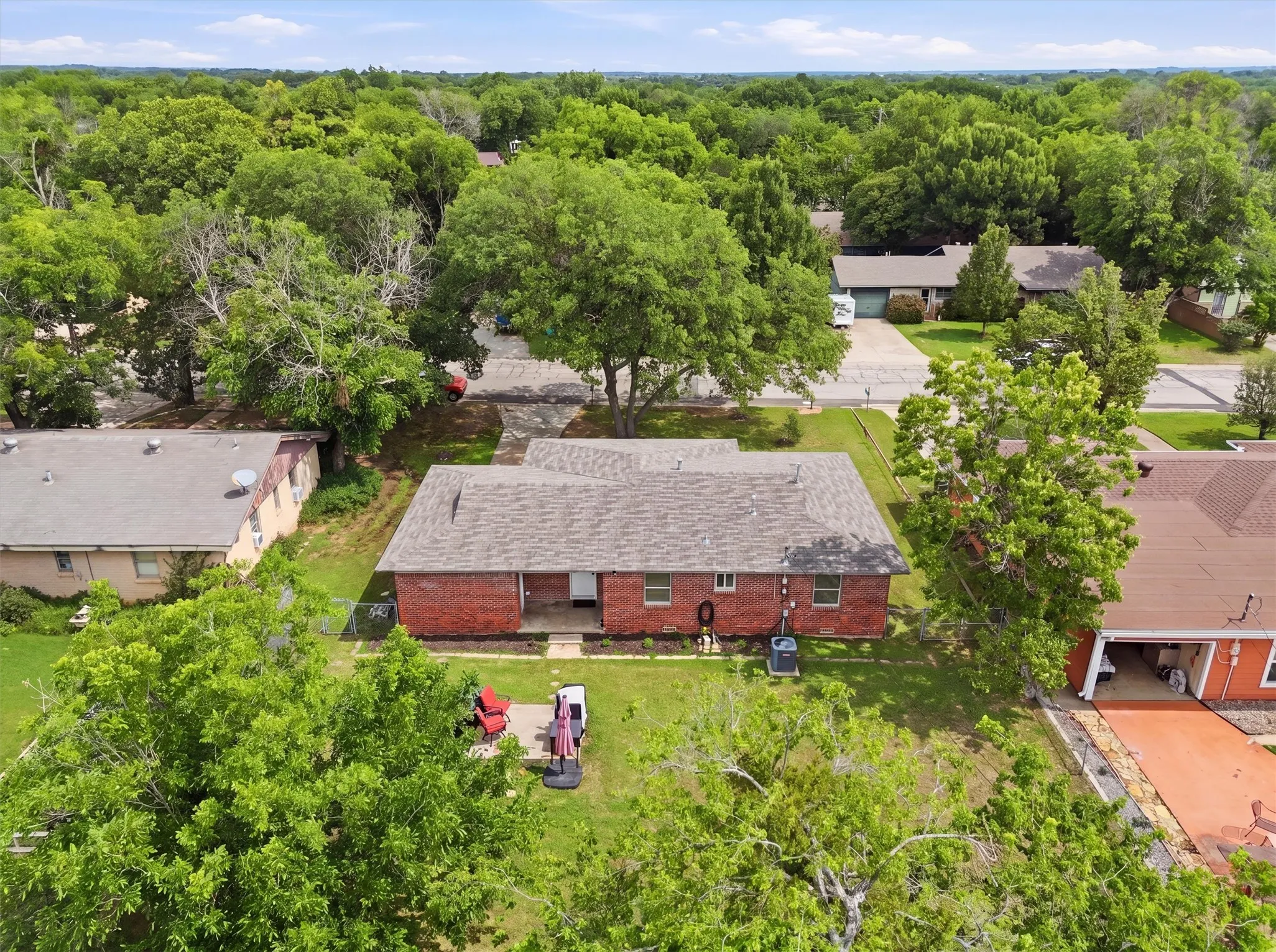 Single Family Residence For Sale in Hood County , 807 Elizabeth Boulevard, Granbury, Texas 76048, 3 Bedroom, 2 Bathroom, 1 Garage spaces, 1,280 Sqft, built in 1959, mls#21285949, Real Estate Agent in Granbury, Homes For Sale in Hood county, Homes For Sale in Granbury, Realtor in Granbury Texas, Real Estate Brokerage Independent Realty Texas, Luminita Cordes Realtor
