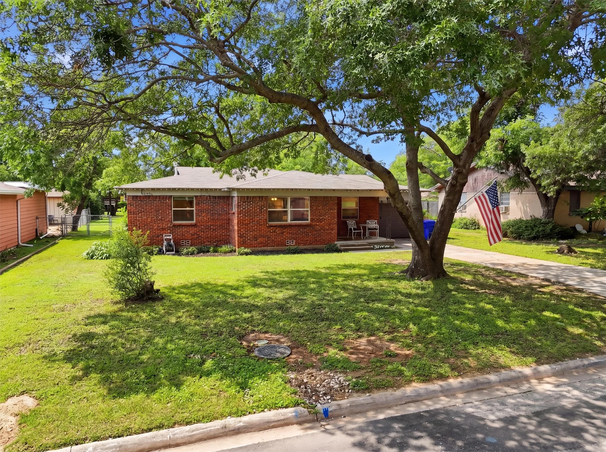 Single Family Residence For Sale in Hood County , 807 Elizabeth Boulevard, Granbury, Texas 76048, 3 Bedroom, 2 Bathroom, 1 Garage spaces, 1,280 Sqft, built in 1959, mls#21285949, Real Estate Agent in Granbury, Homes For Sale in Hood county, Homes For Sale in Granbury, Realtor in Granbury Texas, Real Estate Brokerage Independent Realty Texas, Luminita Cordes Realtor