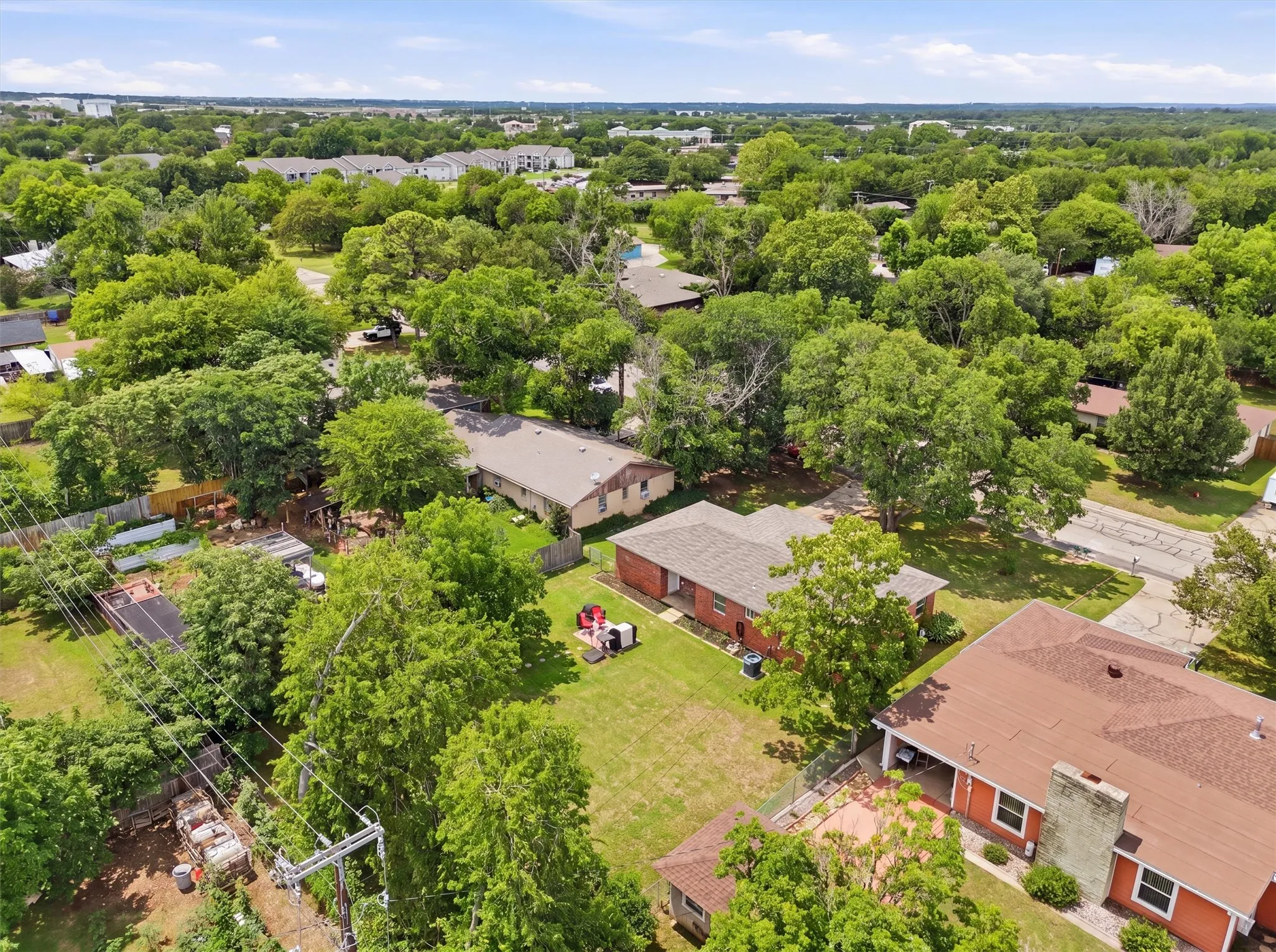 Single Family Residence For Sale in Hood County , 807 Elizabeth Boulevard, Granbury, Texas 76048, 3 Bedroom, 2 Bathroom, 1 Garage spaces, 1,280 Sqft, built in 1959, mls#21285949, Real Estate Agent in Granbury, Homes For Sale in Hood county, Homes For Sale in Granbury, Realtor in Granbury Texas, Real Estate Brokerage Independent Realty Texas, Luminita Cordes Realtor